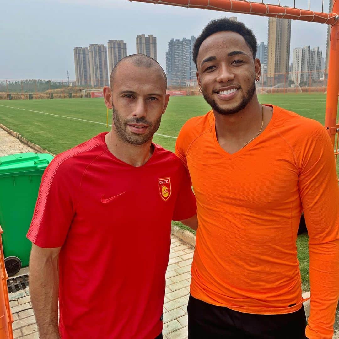 ラファエル・ダ・シルバのインスタグラム：「Nice to see you craque! @mascherano14」