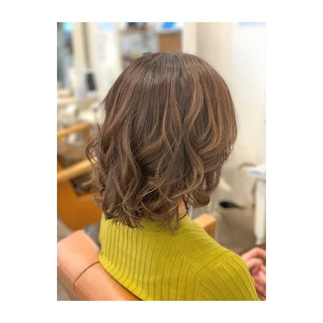 Dcolorさんのインスタグラム写真 - (DcolorInstagram)「✂︎ . #ブリーチなし#ナチュラル#ハイライト ボブスタイル✨ . .  Hair D-color 東京都港区麻布十番2-19-8 03-3798-2323 . 平日 / 土曜 11:00〜21:00 日曜 / 祝日 11:00〜19:00 . #美容師 #麻布十番 #東京#銀座#六本木 #ペットOK#お子様OK#ディーカラーレディース #パーソナルカラー#ブルーベース  #ヘアカラー #ヘアカラーアッシュ  #ダークグレージュ #ダークアッシュ  #アドミオカラー #アディクシーカラー #イルミナカラー #出張ヘアメイク #出張ブライダル #ヘアメイク #ヘアセット #ヘアアレンジ #ヘアスタイル  #mywork」10月10日 13時26分 - hairdcolor