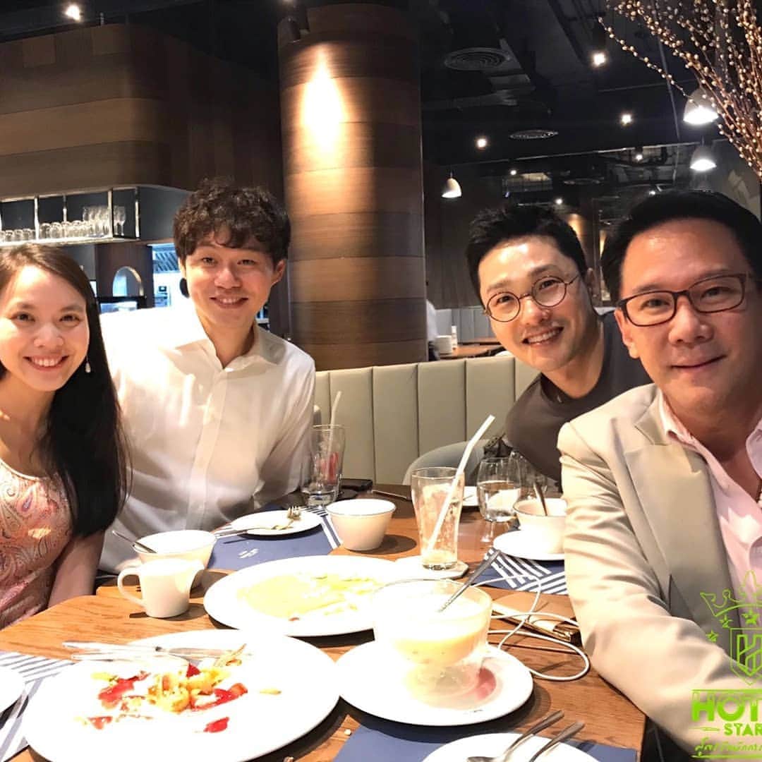 ファン・ドンジュのインスタグラム：「태국에서 새로운드라마 시작하느라 바쁜와중에도 맛있는 저녁을 사주신 태국형!!!감사합니다!!!^^ 글구 영어가 짧아서 대화가 어려운 나를위해 나와준 정욱이부부!!!넘 고마워!!!^^ㅎㅎㅎ #bangkok #pep 형 #고마운동생 #즐거운여행 #소중한시간」