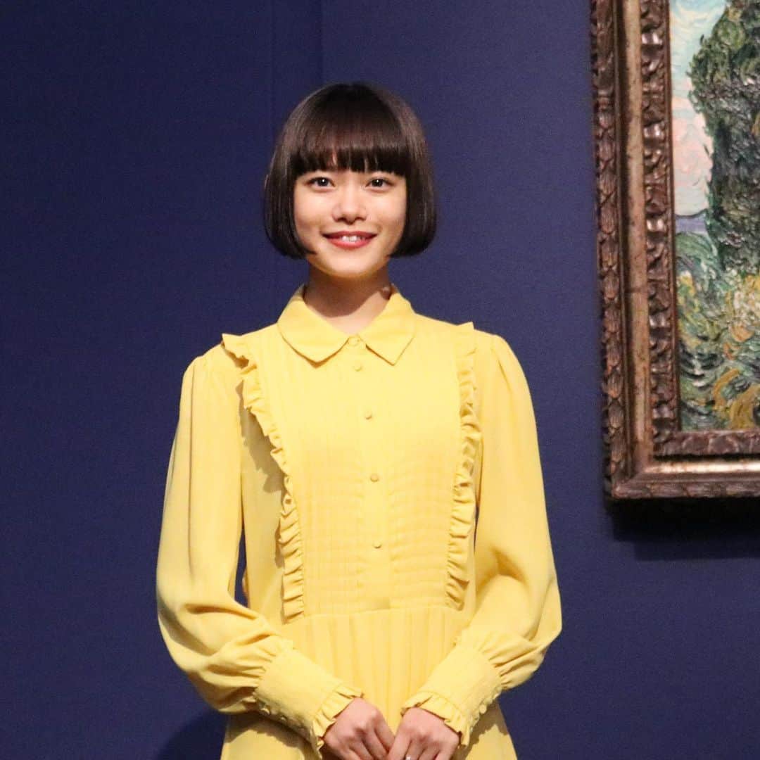 美的 Biteki's official Instagram! さんのインスタグラム写真 - (美的 Biteki's official Instagram! Instagram)「東京・上野の森美術館で明日から開催される『ゴッホ展』のオープニングイベントに女優の杉咲花さんが登場しました！  強烈な色彩で人々を魅了し続ける画家、フィンセント・ファン・ゴッホ（1853-90）。37年という短い人生のうち、画家として活動したのはわずか10年。今回の「ゴッホ展」では、約40点のゴッホ作品に加え、ゴッホが“ハーグ派”、“印象派”へと移り変わるきっかけともなった巨匠たちの作品30点も展示。  音声ガイドのナレーションも務める杉咲さんは、「あまり邪魔しないように、ゴッホの世界に入り込めるような手助けができればと思ってナレーションを行いました。ゴッホのことをあまり知らなくても楽しめる展示になっているので、ご家族やお友達、もちろんお一人でも気軽に足を運んで、音声ガイドとともにゴッホの素晴らしい作品を楽しんでください」とコメント。  また今月誕生日だった杉咲さんに、お気に入りだというゴッホの「麦畑とポピー」の複製画のサプライズプレゼントも！ 『ゴッホ展』は来年1月末まで開催。ぜひゴッホの世界観と杉崎さんの癒しの音声ガイドを楽しみに訪れてみては？  会期／2019年10月11日（金）～2020年1月31日（月・祝） 場所／上野の森美術館 開館時間／9：30～17：00（金曜、土曜は20：00まで、入場は閉館の30分前まで） 休館日／12月31日（火）、1月1日（水） 観覧料／一般￥1,800  #杉咲花 #ゴッホ展 #上野の森美術館 #絵画 #ハーグ派 #印象派 #芸術 #アート #art」10月10日 13時30分 - bitekicom