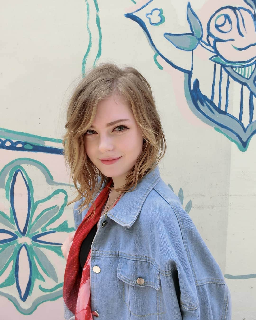 Ella Freyaのインスタグラム：「I haven't done an actual shoot in a long time, I am not the type of person who can look good always at any time, especially when it's paid work. But when it's with the right people and vibes are good, I enjoy it  Styling/hair/photo: @koichi.sg @fluxushouse」
