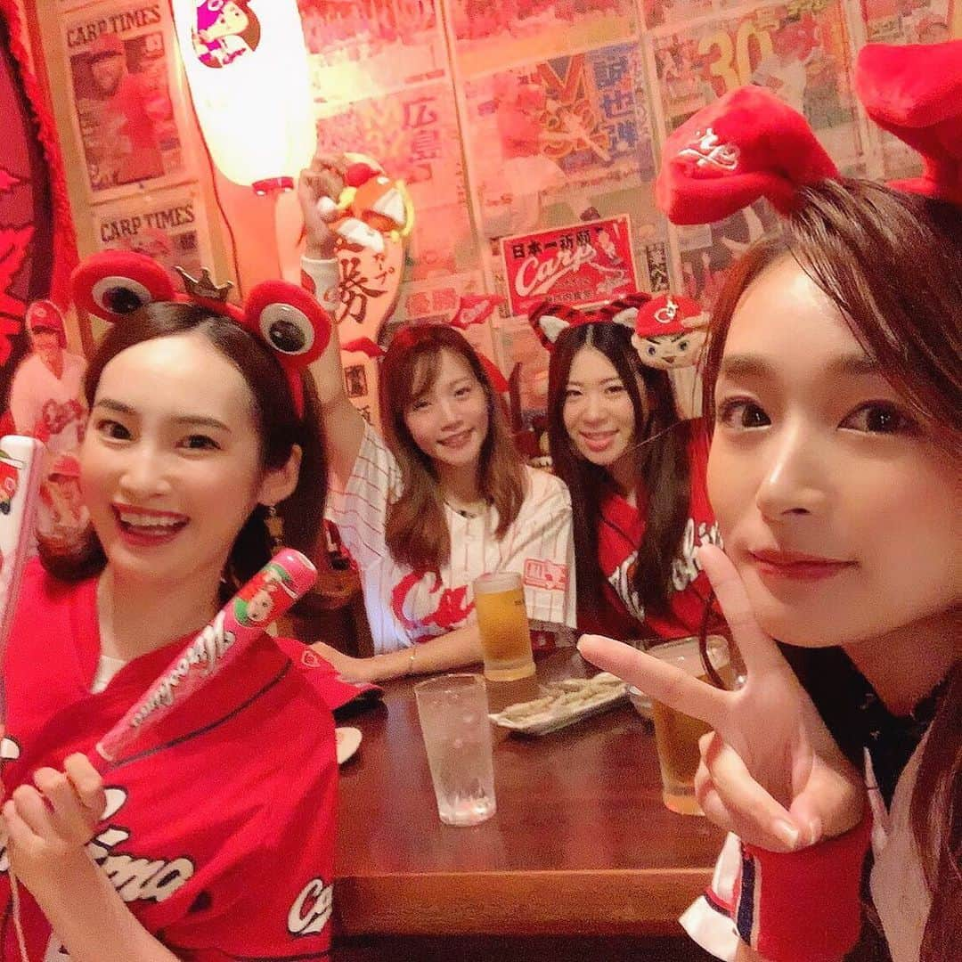 古田ちさこさんのインスタグラム写真 - (古田ちさこInstagram)「カープ女子会❤️ の様子が今発売中の雑誌GINGERに掲載されています☺️ 久奈ちゃんとしおりんは広島出身、みかちゃんと私は広島に住んだことがなく年齢もお仕事もみんなバラバラ。 それでもカープをきっかけに紹介しあって輪が拡がって皆で集まってワイワイできることを幸せに思います🎶 カープのシーズンは終わっちゃったけど、これからは今季を振り返ったり来季の展望を肴に語り合う季節です🍻 撮影を快く許可して下さった  #瀬戸内食堂 @setouchi_carp さん✨ 有難うございました😆 . #カープ女子#カープ女子会#GINGER#広島カープ #會澤翼選手残留ありがとう！！！！！！！！！」10月10日 13時36分 - chisakofuruta