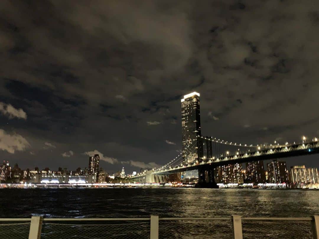 松下萌子さんのインスタグラム写真 - (松下萌子Instagram)「ただただ、出会いに 有難いなって 幸せだなって 思う今夜でした。 月並みの言葉じゃ伝えられないけど… でも、そう思ったら、辛かったりしんどかったあの日も、なんか報われる様な。 皆精一杯生きてるから。 #NYC #おやすみなさい　#moeco #松下萌子」10月10日 13時56分 - moecochalkart