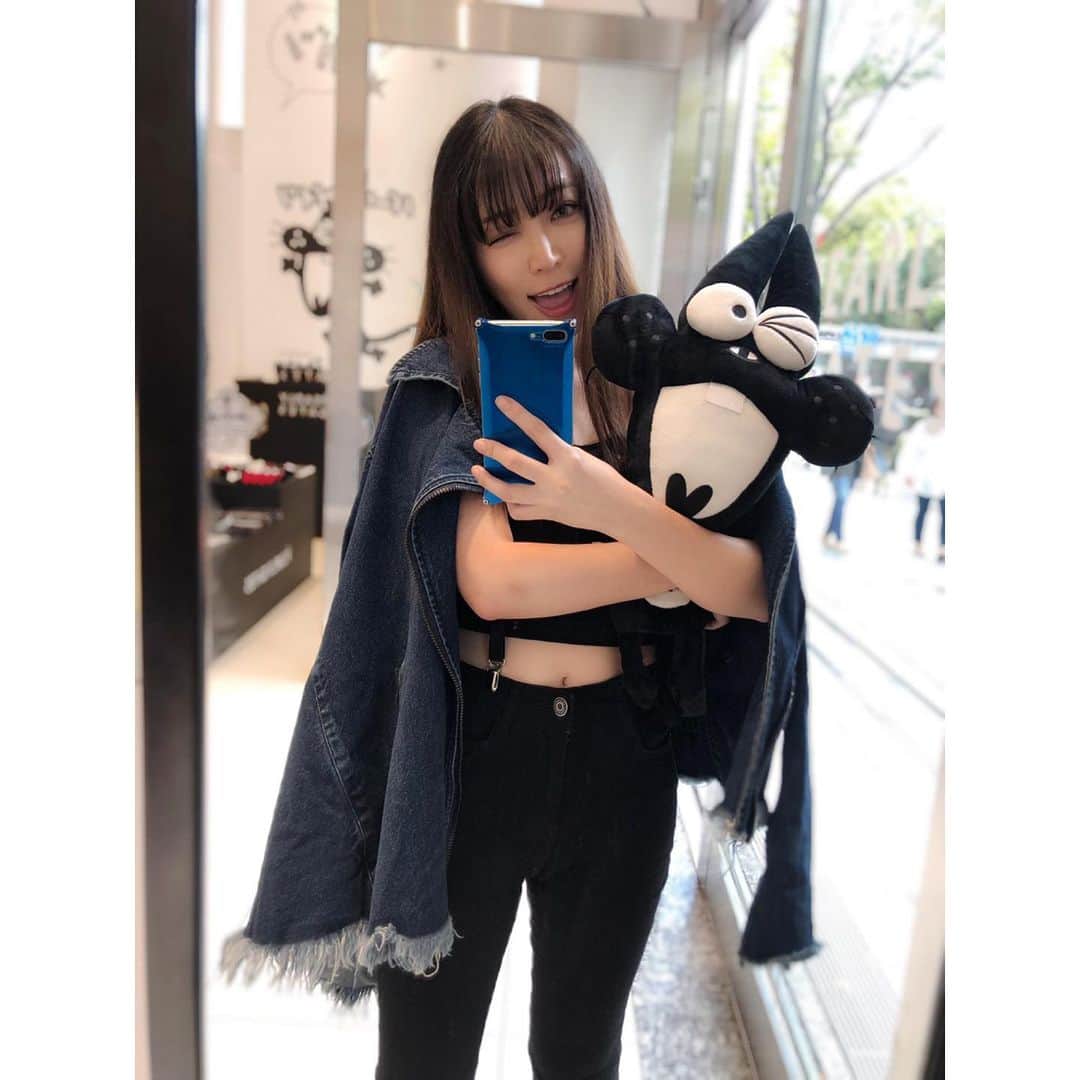DJ mariennuのインスタグラム：「PEARLY GATES w i t h ニャロメ POPUP STORE @pearlygates_official  ニャロメ好きなの〜😍世代な人は是非CHECK!! 今月14日までやってるそうです😻 路面の大きなニャロメが目印〜っ  #ニャロメに会いに来た #パーリ―ゲイツ」