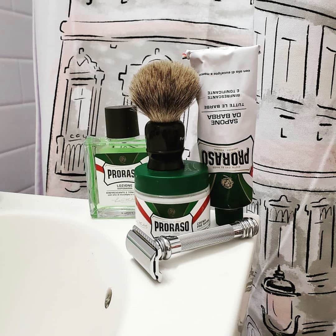 Proraso Japanのインスタグラム：「イタリアン生まれのブランドProrasoでのシェービングで、 スッキリと上質な朝の時間を過ごしませんか？ . . Repost from @prorasousa . . . #proraso  #prorasousa  #prorasofirenze  #シェービングクリーム #シェービング  #ProShave #Italian #ItalianShave #イタリア製 #バーバースタイル #バーバーショップ #髭脱毛 #メンズスタイル #シェービングフォーム #Barber #メンズヘアスタイル #ヒゲ男子 #ヒゲ #BarberShop #ヒゲ脱毛 #メンズヘア #シェービングエステ #おしゃれさんと繋がりたい」
