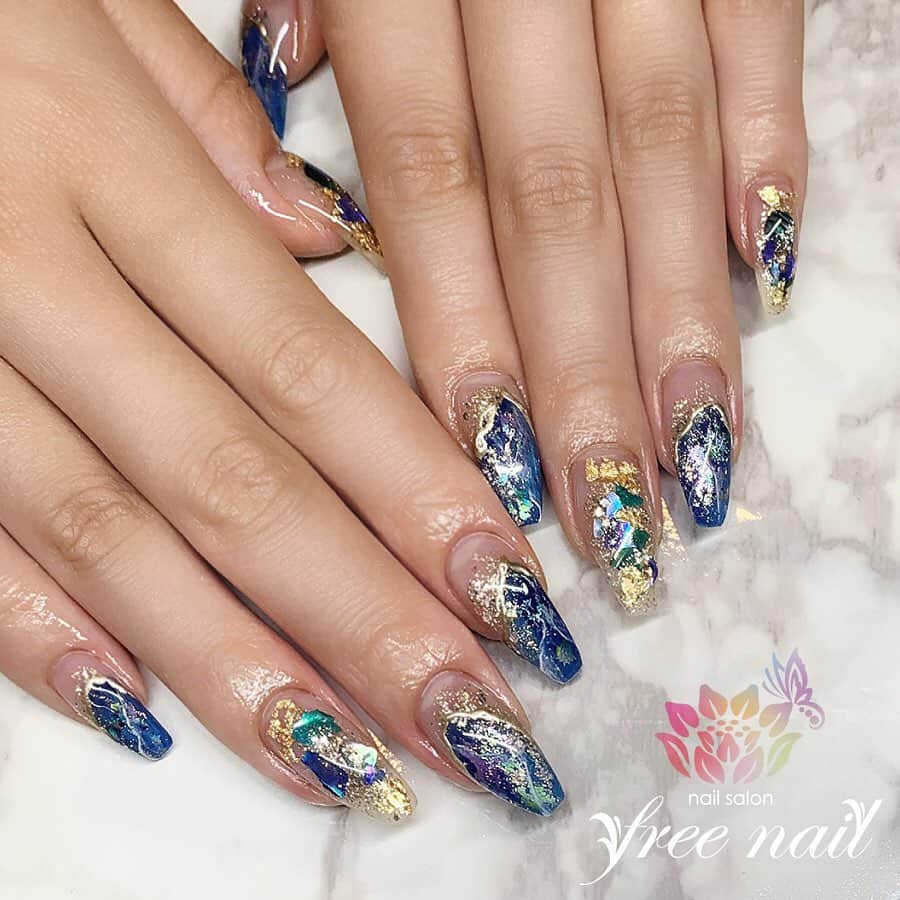 free nail フリーネイルのインスタグラム：「. お客様ネイル💅🏻🍁✨ . ギラギラロングネイル👑✨ . 大人ロイヤルブルー💙✨ . ご来店ありがとうございました🙇🏻‍♀️🙇🏻‍♀️🙇🏻‍♀️💗 . #ネイル #フリーネイル #ネイルアート #ジェルネイル #ネイルサロン #大阪ネイルサロン #ネイルデザイン #ネイルチェンジ #大理石ネイル #メタリックネイル #シェルネイル #ギラギラネイル #ブルーネイル #ゴールドネイル #デザインネイル #トレンドネイル #ロングネイル #秋ネイル #美甲 #日式美甲 #日式美甲胶  #日本美甲师 #日本美甲老师  #美甲上课 #日本胶 #autumnnails #nailsart #nailsdid #newnails #freenail」