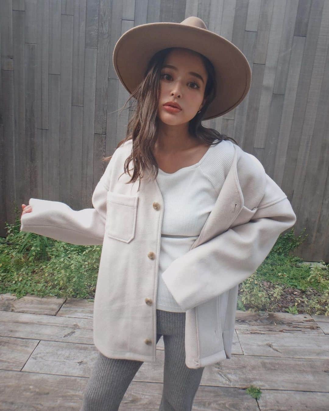 佐野真依子さんのインスタグラム写真 - (佐野真依子Instagram)「明日発売のNEWアイテム♡ ■No Collar Shirt Jacket ￥15,400(税込) メルトン素材で仕上げたノーカラーシャツジャケットだよ♡ ゆったりめのシルエットで 厚手のニットも着こみやすく 軽めのアウターとしても 活躍します♡ ボタンはマーブルボタンに♡ 保温性が高いウール混 メルトン素材を 使用した暖かい１着です♡ ラウンドした裾とハリ感のあるゆったりシルエット ボリューム袖がポイント♡ IVORY BEIGE の2色をご用意しました♡ @trunc88_official  #trunc88」10月10日 14時41分 - sanomaisanomai