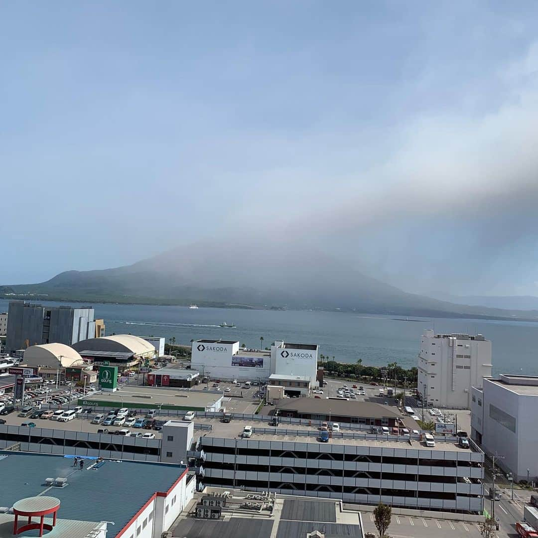 河野景子のインスタグラム：「鹿児島のホテルにて。 桜島が噴火したらしい。 通常のことらしくみんな平然。」