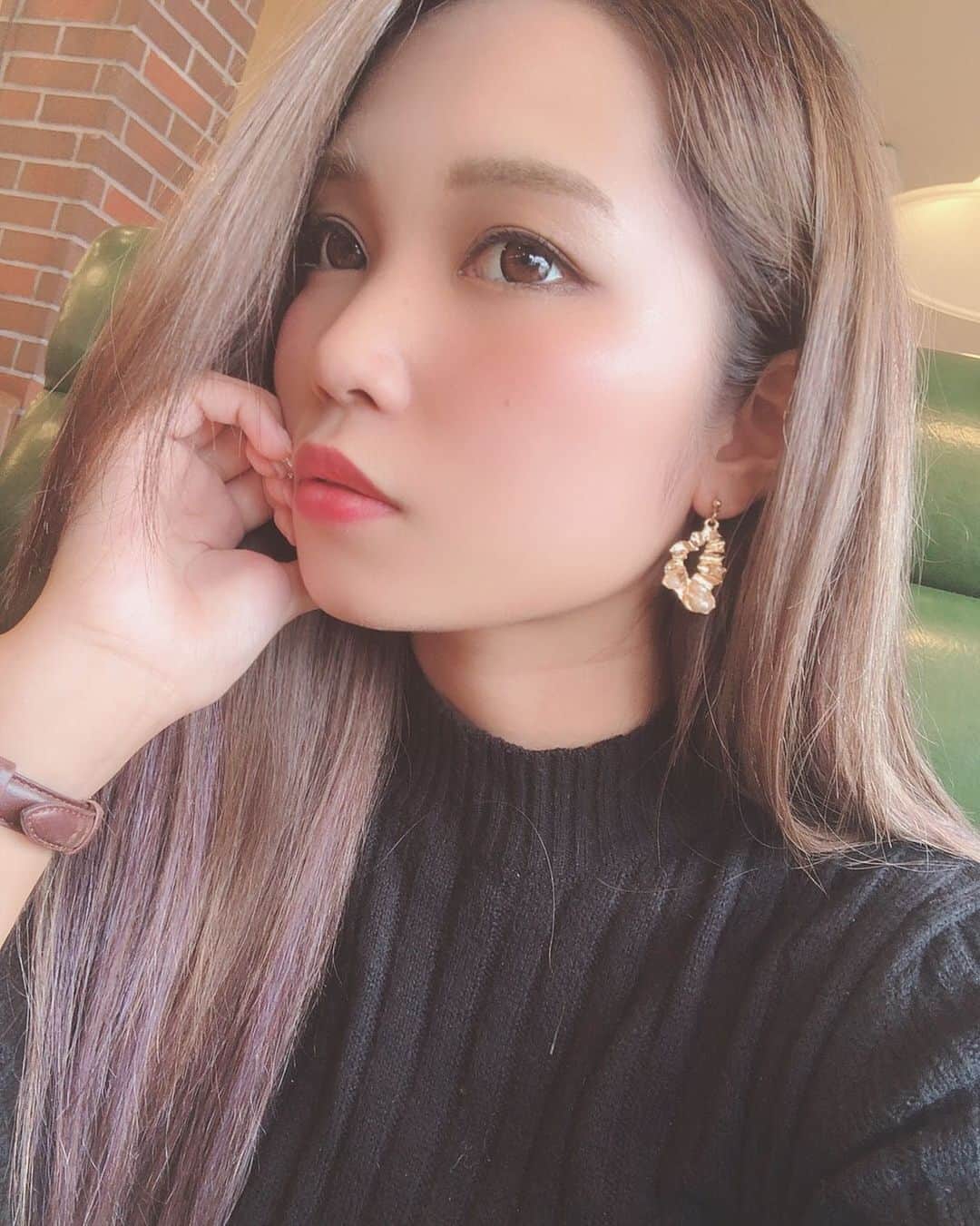 R!Nのインスタグラム：「そろそろ秋服のシーズン . 黒によく映える綺麗なゴールドとパールのピアスは しおりさんのハンドメイドです。 他にもステキなアクセがたくさん。ぜひ覗いてみて →→ @at_siori ←← . . #autumn #秋 #🍁 #ニット大好き」
