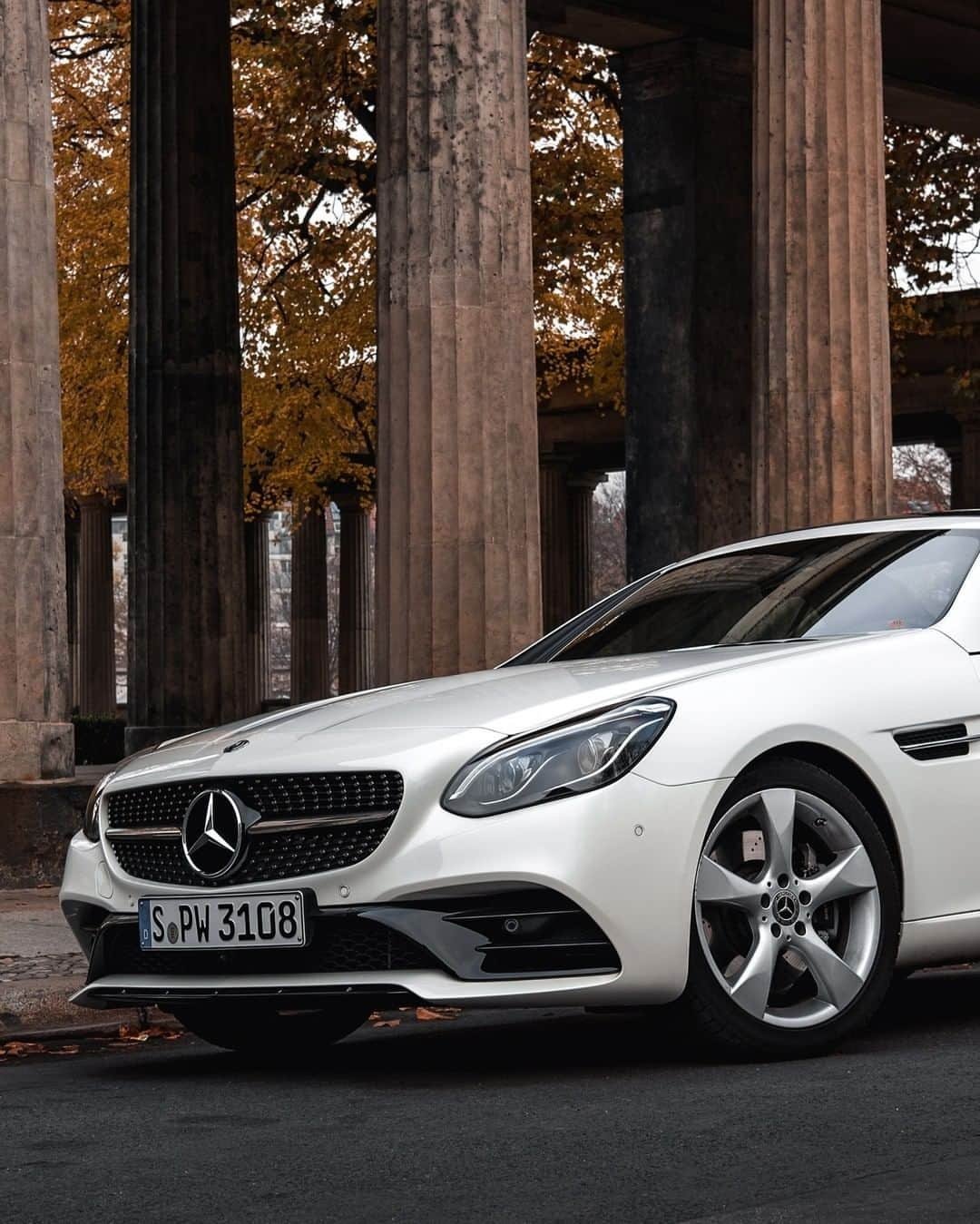 メルセデス・ベンツさんのインスタグラム写真 - (メルセデス・ベンツInstagram)「Brightens up those early autumn vibes with passsion – the Mercedes-Benz SLC. #MercedesBenz #SLC #CarsOfInstagram #MBCar 📸 @adolkei for #MBsocialcar」10月10日 15時00分 - mercedesbenz