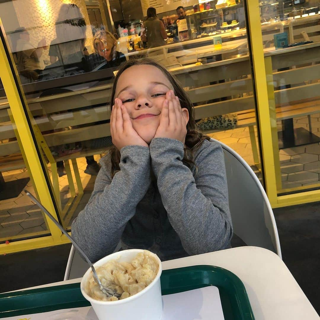 ジョディ・スウィーティンさんのインスタグラム写真 - (ジョディ・スウィーティンInstagram)「My dinner date for the evening! Zo was at home, hard at work on homework! #momlife #neveradullmoment」10月10日 15時01分 - jodiesweetin