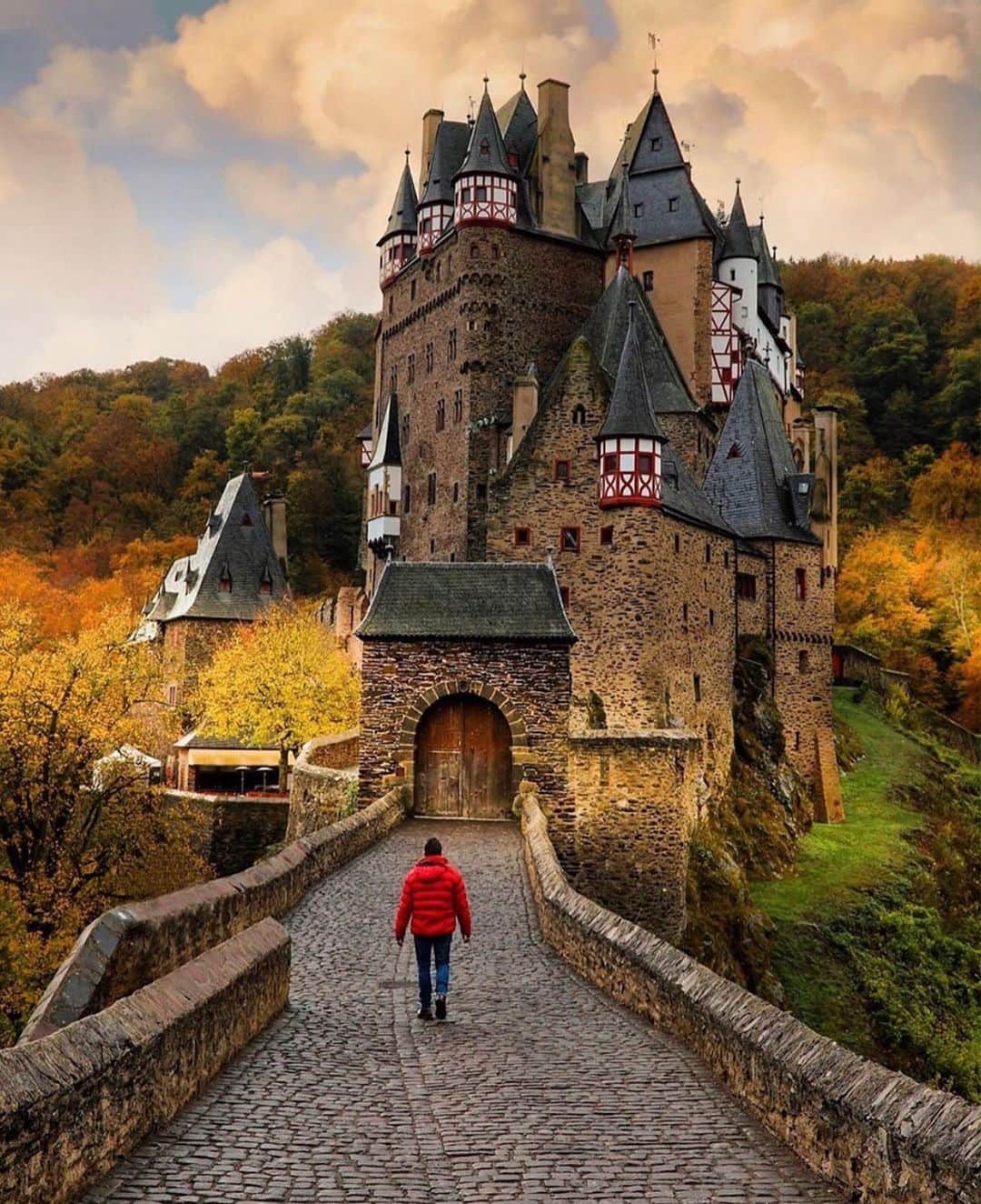 Wonderful Placesさんのインスタグラム写真 - (Wonderful PlacesInstagram)「Eltz Castle - Germany ✨❤️❤️❤️✨ . Picture by ✨✨@sennarelax✨✨ #wonderful_places for a feature ❤️」10月10日 15時15分 - wonderful_places