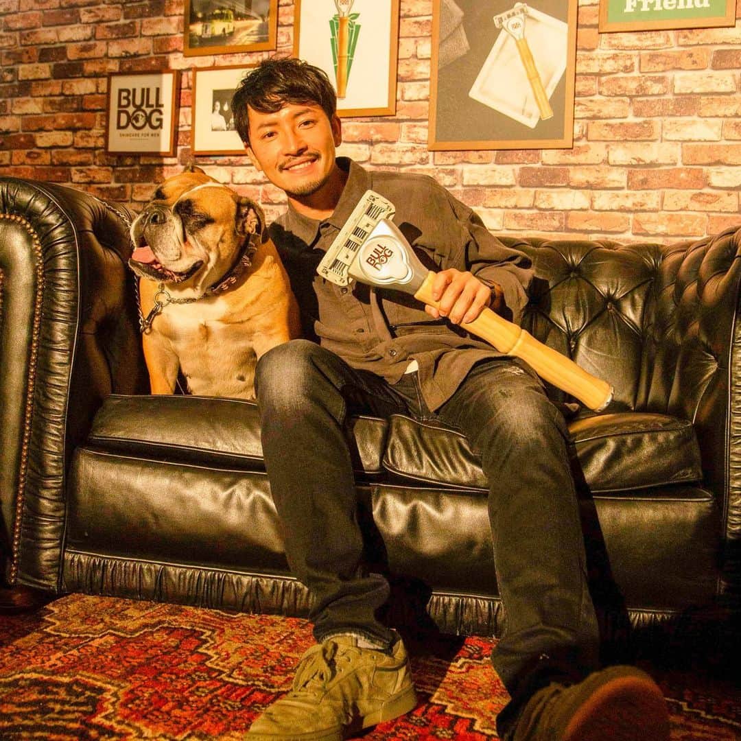 小柳津林太郎のインスタグラム：「昨日はイギリス発のメンズスキンケアブランド、ブルドッグさんのパーティーにお邪魔しました。社長もイギリス人で気さくな方で楽しかった。男性もスキンケア必須の時代です。隣のブルちゃん、穏やか過ぎて飼いたくなっちゃった🐶  #ブルドックスキンケア #バンブーホルダー  #rinstagram #staygold #ghost #バチェラー #バチェラー2  #bachelorjapan #バチェラージャパン #thebachelor #イベント #スキンケア #メンズコスメ #denham #reebok」