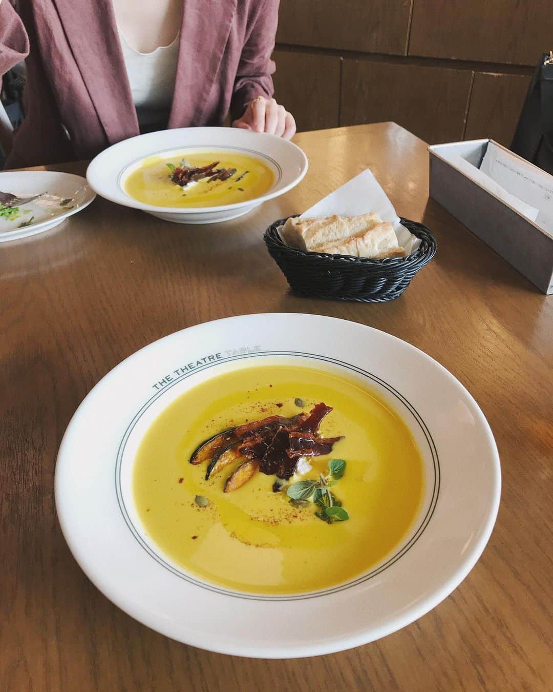 松本ゆいさんのインスタグラム写真 - (松本ゆいInstagram)「. いつも話しても話しても足りない🙋🏻笑 #lunch#cafe#thetheatretable#渋谷」10月10日 15時37分 - yui_m106