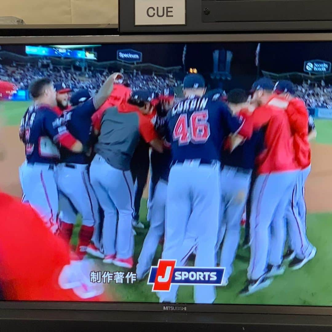 多村仁志さんのインスタグラム写真 - (多村仁志Instagram)「#MLB #NLDS #GAME5 @dodgers vs. @nationals は凄い試合でした❗️ ・ 序盤にリードの #dodgers でしたが、リリーフに上がりイニング跨ぎをした #Kershaw が #Rendon & #Soto に痛恨の2者連続のHRを打たれ同点。 ・ このゲームの決着を決めたのは、延長10回表にこのポストシーズンでエラーを何度もし、あまり良い所がなかった #Nationals #Kendrick が全てを帳消しにするというかプラスに変えた #Grandslam でナショナル・リーグ最高勝率、優勝候補のDdodgersを破り #NLCS 進出を決めました🍾 ・ 野球は、ミスをしても直ぐに取り返すチャンスが訪れるとも言われるスポーツ。 ・ 現地、深夜1:00amを過ぎても #Washington #Nationalspark でパブリックビューイングをしていたファンに最高の勝利を届けられたのではないでしょうか！ ・ こういうゲームは、解説者冥利に尽きます！ ・ #前田健太 @18_maeken 残念ではありますが #今日も完璧 #三者三振 #来年も期待しています #1年間お疲れ様 @jsports_yakyu #jsports」10月10日 15時48分 - hit_tamu