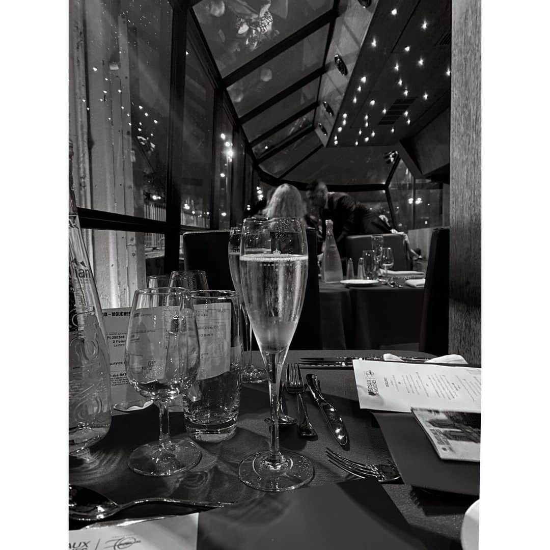 佐藤涼実さんのインスタグラム写真 - (佐藤涼実Instagram)「#1007 旅行中ばたばたするからと前もってお祝いしていたはずの1周年記念。 パリでは私の両親も新婚旅行で訪れていたバトームッシュのディナークルーズを予約してくれていました。 ちょっとした気遣いが本当に心温まる素敵な夜でした🍷thankyou」10月10日 15時44分 - suzumi_sato