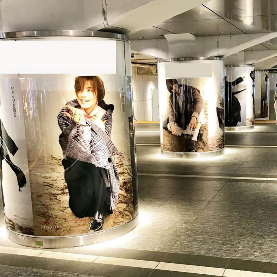 早坂香須子さんのインスタグラム写真 - (早坂香須子Instagram)「東京駅を使われる方は レキップを着た山口智子さんを発見して下さいね♡ この日、台風ではなかったけどなかなかの嵐で、スタッフは全員雨合羽を着て撮影したんです。 そんな中、この絵を撮りたいというカメラマンの熱望に応える山口さんは、しなやかで美しく神々しいほどでした。  #repost @lequipe.official via @PhotoAroundApp  10/13まで 東京駅八重洲北口構内のアドピラーにも掲載中の 雑誌クロワッサンの最新号No.1006にて @croissant.mag  山口智子さんが颯爽と着こなすレキップの新作コレクション。  いつお会いしても瑞々しくエネルギッシュな山口さんと 毎回素敵な写真をクリエイトしてくださるスタッフの皆様に感謝です。  Coat 140,000+tax Shirt 28,000 +tax Pants 28,000 +tax Necklace 16,000 +tax Bag 19,000 +tax Socks 2,200 +tax 2way shoes 36,000 +tax 11日からは山口さん着用アイテムがラインアップする秋のフェアも開催。 是非こちらも合わせてお楽しみください。  photo：伊藤彰紀(aosora） styling：清水けい子　@shimizu._.keiko hair：hiro TSUKUI　@perle_management make:早坂香須子 @kazukovalentine #山口智子　さん#クロワッサン#listen.#レキップ#lequipe#レキップを着る#makeupbyme#早坂香須子」10月10日 15時45分 - kazukovalentine