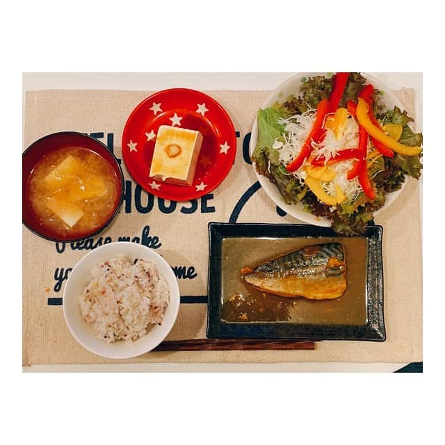 中山こころさんのインスタグラム写真 - (中山こころInstagram)「* 急にサラダだけ洋風🍴 どうしても食べたくなったパプリカ🥗 2色買ったらめっちゃ余った🙃 * #和洋食  #ホテルのバイキングで間違えた朝食感 #ここ飯」10月10日 21時13分 - coocoorooo