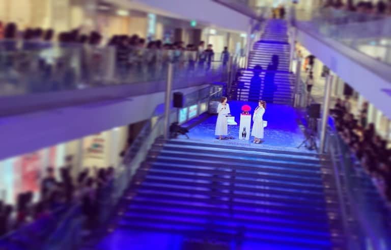 神崎恵さんのインスタグラム写真 - (神崎恵Instagram)「表参道ヒルズにて Lancôme のトークショーでした🌹 美肌菌のお話から、スキンケアのお話などをさせていただきました。 平日の夕方という時間帯にもかかわらず、たくさんのみなさまにご参加いただき、本当に本当にありがとうございました。とてもとてもうれしい思いでいっぱいです😌✨ イベントのご報告はまた改めてさせていただきます✨ ありがとうございました✨ #lancome  #ジェニフィック #表参道ヒルズ #美肌菌 #美肌菌サロン  #開催期間変更 #明日11日まで 本当にびっくりするほどたくさんのみなさまにお会いでき、とてもとても嬉しかった🥺✨✨ 何回ありがとうございましたと言っても足りないくらい。 ありがとうございました✨✨」10月10日 21時20分 - megumi_kanzaki
