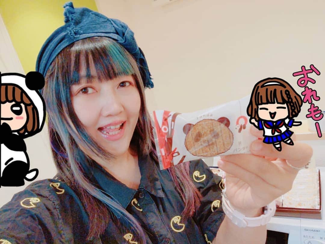 桃井はるこのインスタグラム：「差し入れいただいたぱんださんかわいい(^ω^) What is cute!Panda biscuit🐼」