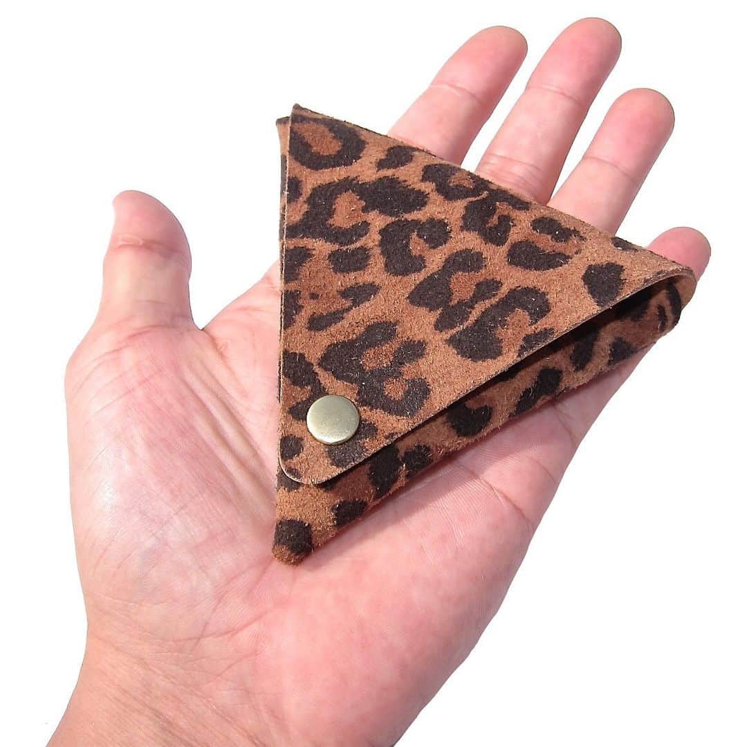 マックダディのインスタグラム：「【New Arrivals】 Leather Triangle Pattern Case  ヒョウ柄とウッドランドカモが、それぞれオリジナルレザーにプリントされた、コインはモチロン、鍵や小物入れにピッタリなカワイイ三角形のレザーケース🗝 プレゼントなどにもピッタリなアイテムです🎁  #leathertrianglecase #leathercase #triangle #マックダティー #マックダ #三角 #leopard #camo #camouflage #ヒョウ柄 #coincase」