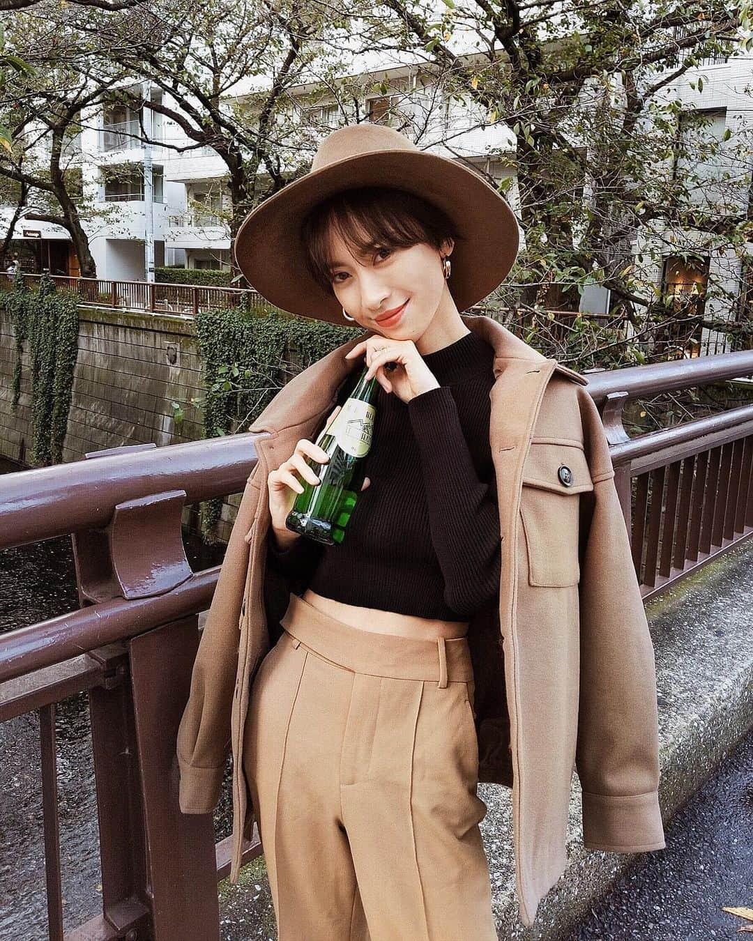 ソンイのインスタグラム：「やっと秋服着れて嬉しいっ🍂👩🏻‍🌾🐿🥥﻿ ﻿ 炭酸水のナベグラヴィをお出かけのお供に🍾﻿ 世界トップクラスのミネラル含有量を誇る天然炭酸水で、飲む美容液って言われてるほど🤭﻿ 美肌やアンチエイジング、疲労回復の効果が高いのが嬉しいっ🧖🏻‍♀﻿ なにより味がすごく飲みやすいのが好きなの🥤﻿ 炭酸水特有の辛さが全然なくてマイルドで柔らかく感じるよ🤤﻿ ﻿ 洋服のブランドもタグ付けしたよ🏷」