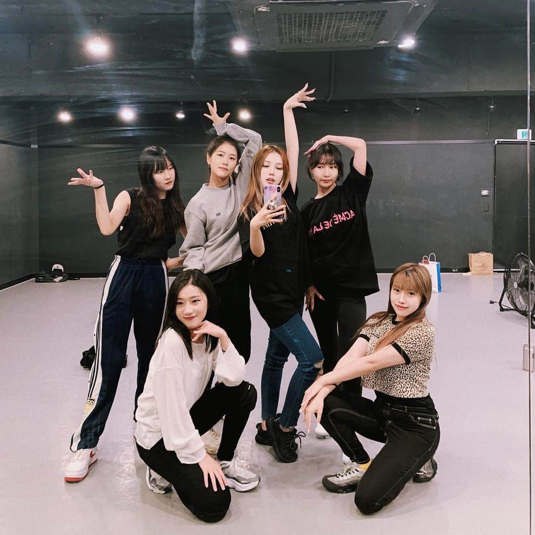 ポニーのインスタグラム：「우리 DIVINE팀! 다들 춤 선이 너무 예뻐서 반할 것 같아요!🤭 조만간 또 봐요💜」