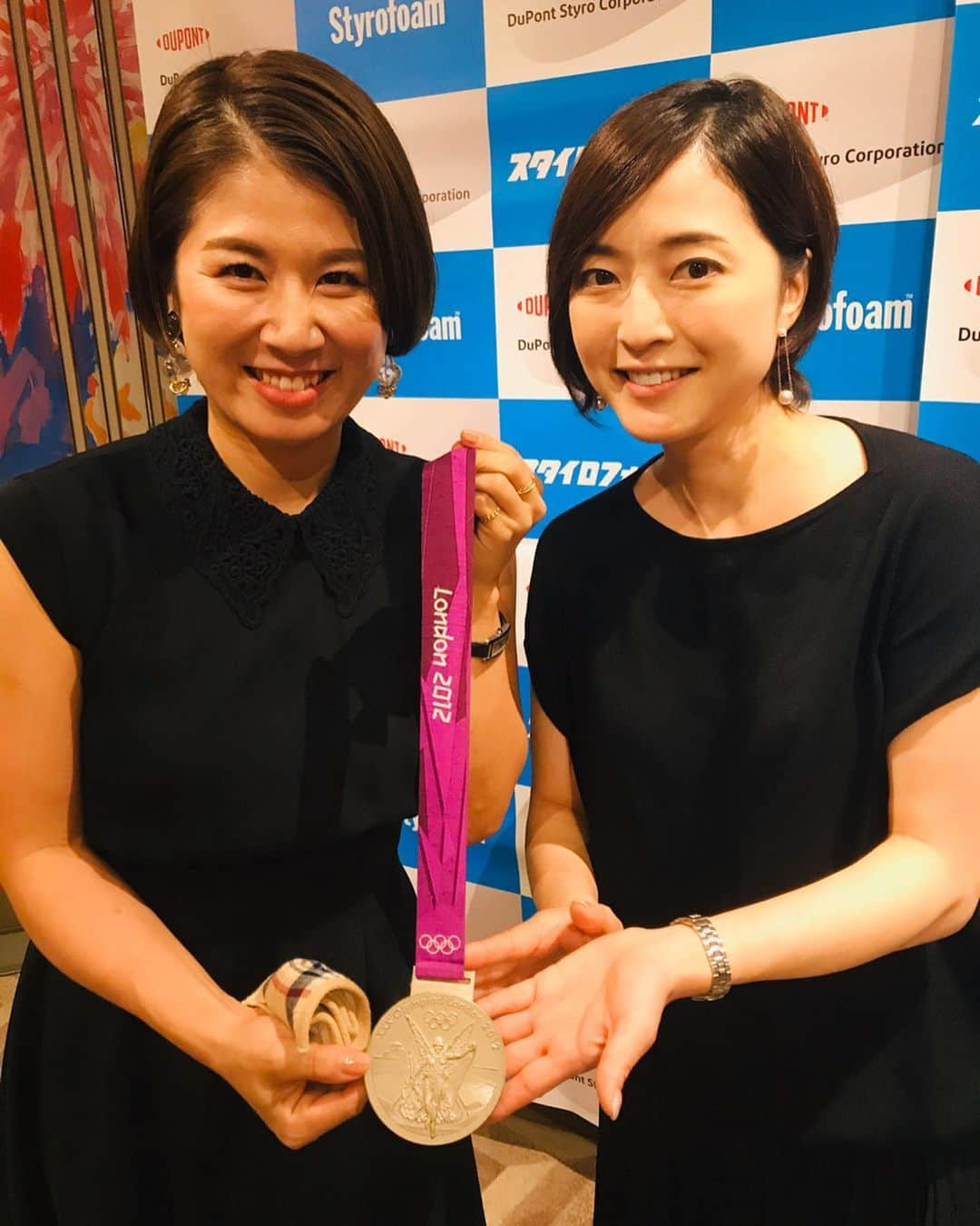 八木沼純子さんのインスタグラム写真 - (八木沼純子Instagram)「デュポン・スタイロさんの懇親会へ伺いました。 以前6月に大阪であったデュポンさんの会で講演をさせていただいて。。 今回もご縁をいただきまして感謝です。 ・ デュポン・スタイロさんは主に断熱材を作っている会社。熱をを伝えにくい特長があり、冬の寒さはもちろんのこと、夏の暑さにも有効。 温度を一定に保つことで冷暖房のエネルギー消費を抑える効果があるそうです。 実は、スピードスケートのリンクを作る際、氷の下に引いている断熱材にデュポンさんの製品が使われているリンクもあるんですよー✨ とても身近な存在でもあります✨✨ ・ 今回はバドミントン、ロンドン五輪女子ダブルス銀メダリストの藤井瑞樹さんともお会いできて色々お話でき楽しかった！ 彼女もゴルフを始めたところとのこと😄 今度ぜひお願いします〜🏌️‍♀️⛳️✨ ・ ・ #デュポンスタイロ株式会社  #断熱材  #六本木ヒルズクラブ  #オリンピックメダルを持たせていただいてしまった #お兄様がたくさんの中で #トゥルソワの4回転の話を皆さんご存知でいてくださり #興味をもってフィギュアの話も #有難うございます  #藤井さんにもバドミントンの話をもっと聞きたかった #今度ゴルフ本当に実現させましょう #練習しなきゃ」10月10日 16時19分 - junko_yaginuma