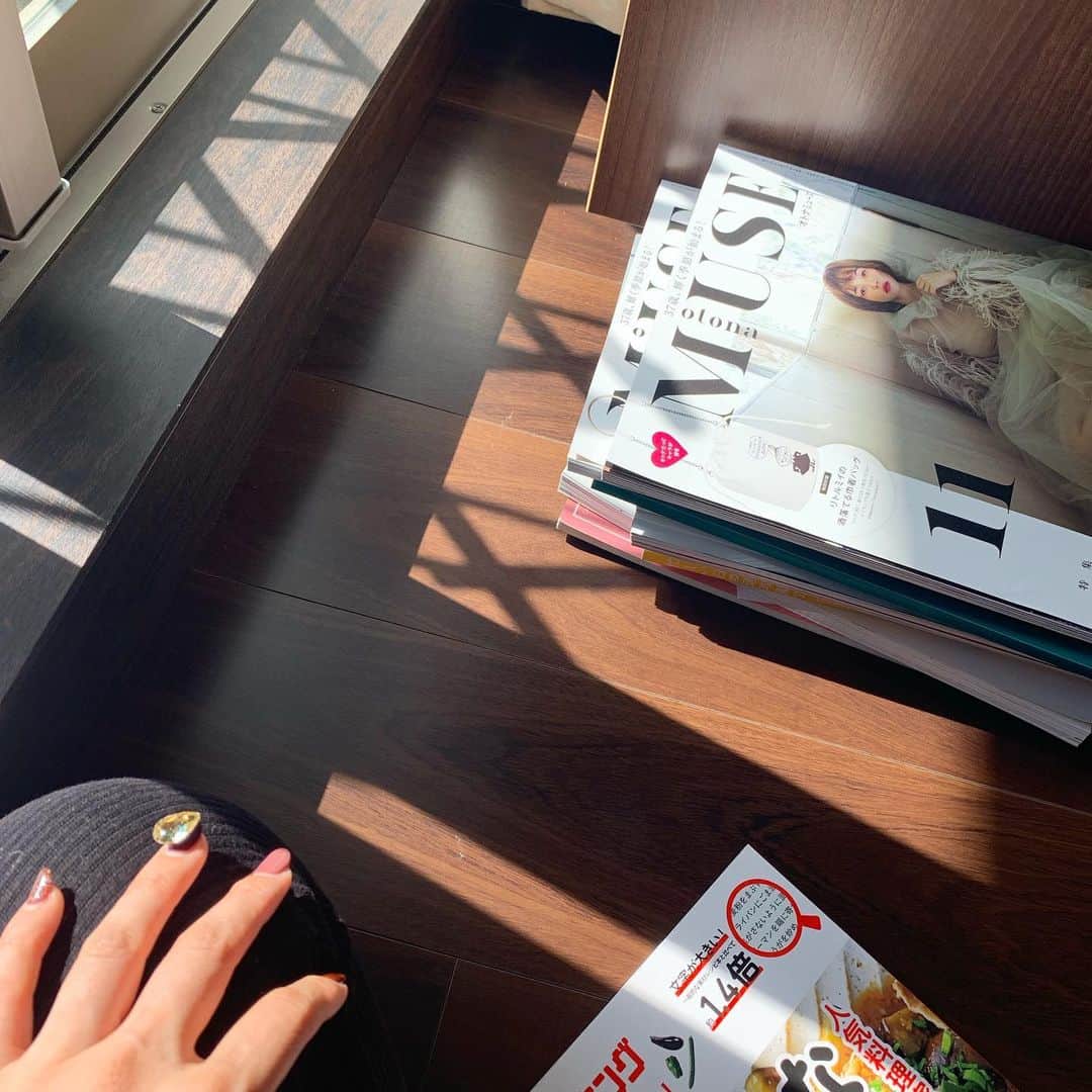 澤辺美香さんのインスタグラム写真 - (澤辺美香Instagram)「今日は日差しが心地良いですね！  日向ぼっこをしながら、本読んだり雑誌読んだり、これまた好きな時間。  頂いた美味しそうな紅茶でも入れてみよ🧡  #休日の過ごし方」10月10日 16時28分 - mikasawabe