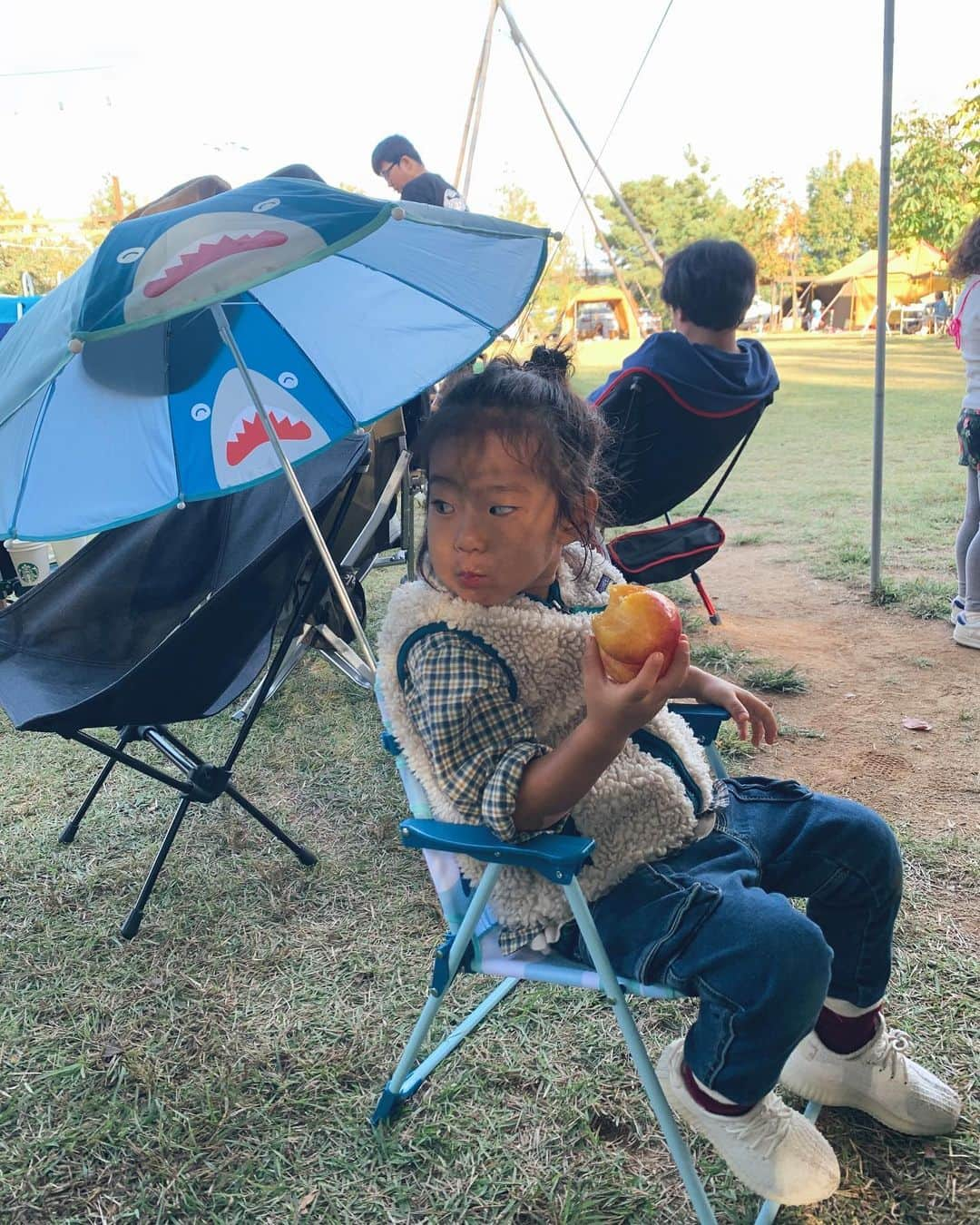 カヒ さんのインスタグラム写真 - (カヒ Instagram)「사진 좀 같이 찍으려 하면 뒤로 벌러덩 선물 같았던 어제 하루 #서울드림교회 #가족캠핑 #noah_zion #onlyoncenow  우리 노아 겨울옷 사야겠구나 ㅋ」10月10日 16時31分 - kahi_korea