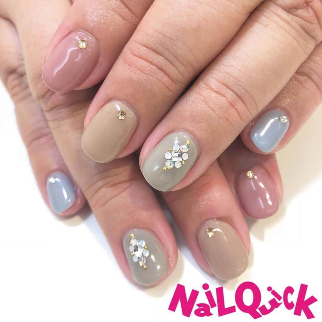 ネイルサロンならネイルクイックさんのインスタグラム写真 - (ネイルサロンならネイルクイックInstagram)「💅 @nailquick_umeda #ネイルクイック東急ハンズ梅田店 ・・・ 秋の新色✨ #ナチュールシリーズ #スモーキーカラー がオシャレ❤️ 5本全部カラーチェンジ😍 落ち着いた色味なので5本違う色でも 派手にならず#オフィスネイル にも ばっちりです😊  ポイントに大城先生コラボストーンアート✨ キラキラで可愛いので、 今めちゃくちゃ人気なストーンアートです！ #プレミアムネイルアートシリーズ #スクエア  担当:豊嶋  @nailparfaitgel →使用カラー：111.129.130.132.134  @nailquick ネイルクイック東急ハンズ梅田店 大阪梅田大丸内「東急ハンズ」12F 営業時間：月～土10：00－21：00　日祝10：00－20：30 06-6451-7779 ------------------------------ 「大阪駅」直結です。 阪神「梅田駅」より徒歩2分 市営地下鉄御堂筋線「梅田駅」より徒歩2分 阪急「梅田駅」より徒歩3分 市営地下鉄四つ橋線「西梅田駅」より徒歩4分 JR「北新地駅」より徒歩6分 市営地下鉄谷町線「東梅田駅」より徒歩8分 ------------------------------- #ネイルクイック東急ハンズ梅田店#秋ネイル #ネイルクイック梅田店#ネイルクイック#ネイルクイック#ネイル#ネイルパフェ#ジェルネイル#フットネイル#ネイルデザイン#opiジェルカラー#大阪#梅田#大丸梅田#ネイルパフェジェル#秋ネイル#jna認定ネイルサロン#nailquick#nailparfaitjel#nail#naildesign」10月10日 16時40分 - nailquick