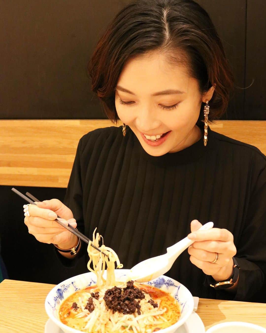 小川りかこのインスタグラム：「昨日は発表会後に久しぶりに希須林の担々麺が食べたくなり、直ちゃんと行って来ました😋 17時半のオープンに合わせて行けたので、すぐに入れた〜！ 安定の美味しさ♡ 直ちゃんは酸辣湯麺を頼んだのでシェア♫ 2人で汗をかきながら（笑）美味しく頂きました👍  #希須林#きすりん#担々麺#酸辣湯麺#ラーメン#noodles#表参道#表参道担々麺 #表参道中華#夕食#🍜#希須林担々麺#たんたんめん#タンタン麺#poem_accessory#birthdaybash」