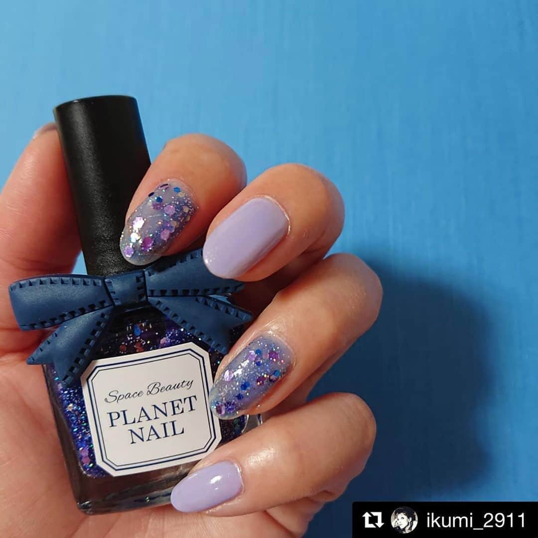 のインスタグラム：「@ikumi_2911 さん PLANET NAIL Basic Line PLB24 深海の空地庭園 を使用したネイルアレンジのご紹介ありがとうございます💅 #planet_jp ・ #Repost @ikumi_2911 with @get_repost ・・・ Current nails 💅✨✨ * @planet.jp のラメラメのマニキュア☺️ #深海の空中庭園 というお色です✨ ちょっと暗めの色なので、グレーと合わせてもよいかも🙆🙆🙆 * #nails#nail#currentnails#nailstagram #manicure #selfnail #nailpolish #planetnail #planetnails #ネイル#ラメ#ラメネイル #セルフネイル #プラネットネイル #マニキュア#💅」
