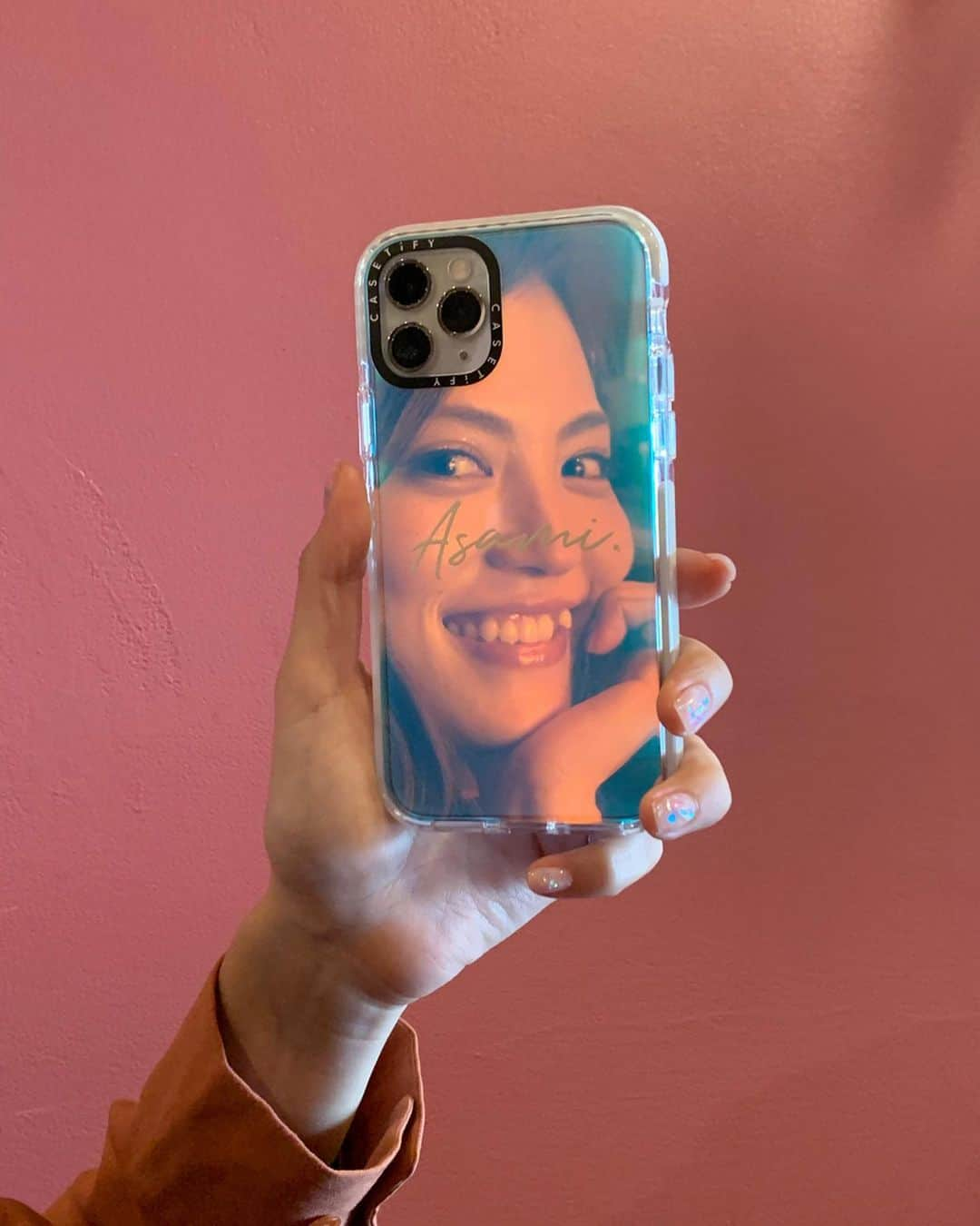 田野アサミさんのインスタグラム写真 - (田野アサミInstagram)「📱♡。 ⁣@CASETiFY でiPhoneケース作ったよ♡﻿ オーロラケース☺️👍﻿ 可愛くってカッコよくても﻿ 携帯を守ってくれないと意味ないからね！﻿ 色んなケースがあるけどそれを全部兼ね備えている @CASETiFY_jp のインパクトケースを私は選びました🙆‍♀️✨﻿❤️ 皆も世界に一個のcase作ってお揃いにしよー！﻿笑 #田野アサミ#CASETiFY#StateYourCase﻿ #アサミケース#インパクトケース#色んな機種で作れるよ 私前は6だったんだよ！３年も使ってた！笑 飛級で11へ！🕊」10月10日 16時59分 - tano_asami