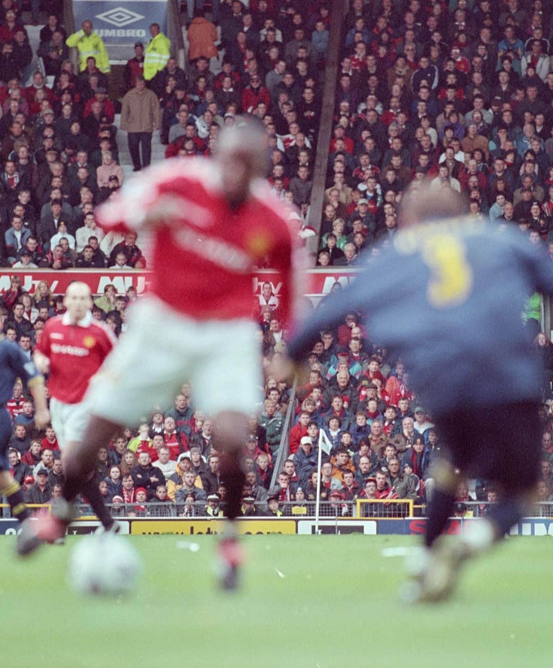 マンチェスター・ユナイテッドさんのインスタグラム写真 - (マンチェスター・ユナイテッドInstagram)「🤓 Can you name this former Red? #ThrowbackThursday #MUFC」10月10日 17時00分 - manchesterunited