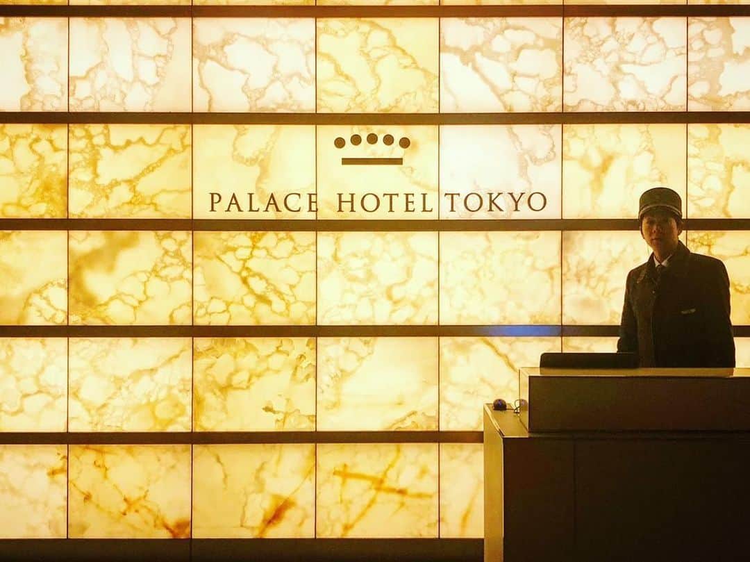 Palace Hotel Tokyo / パレスホテル東京さんのインスタグラム写真 - (Palace Hotel Tokyo / パレスホテル東京Instagram)「日が暮れるとエントランスのライティングも映え、やわらかな光が皆様をお迎えします。  The entrance gives you a warm welcome at night.  #エントランス #ライトアップ #ロゴ #ホテルロゴ #丸の内 #パレスホテル東京 #hotelentrance #citylight #hotellogo #lhwtraveler #uncommontravel #LeadingHotelsoftheWorld #Marunouchi #PalaceHotelTokyo」10月10日 17時09分 - palacehoteltokyo
