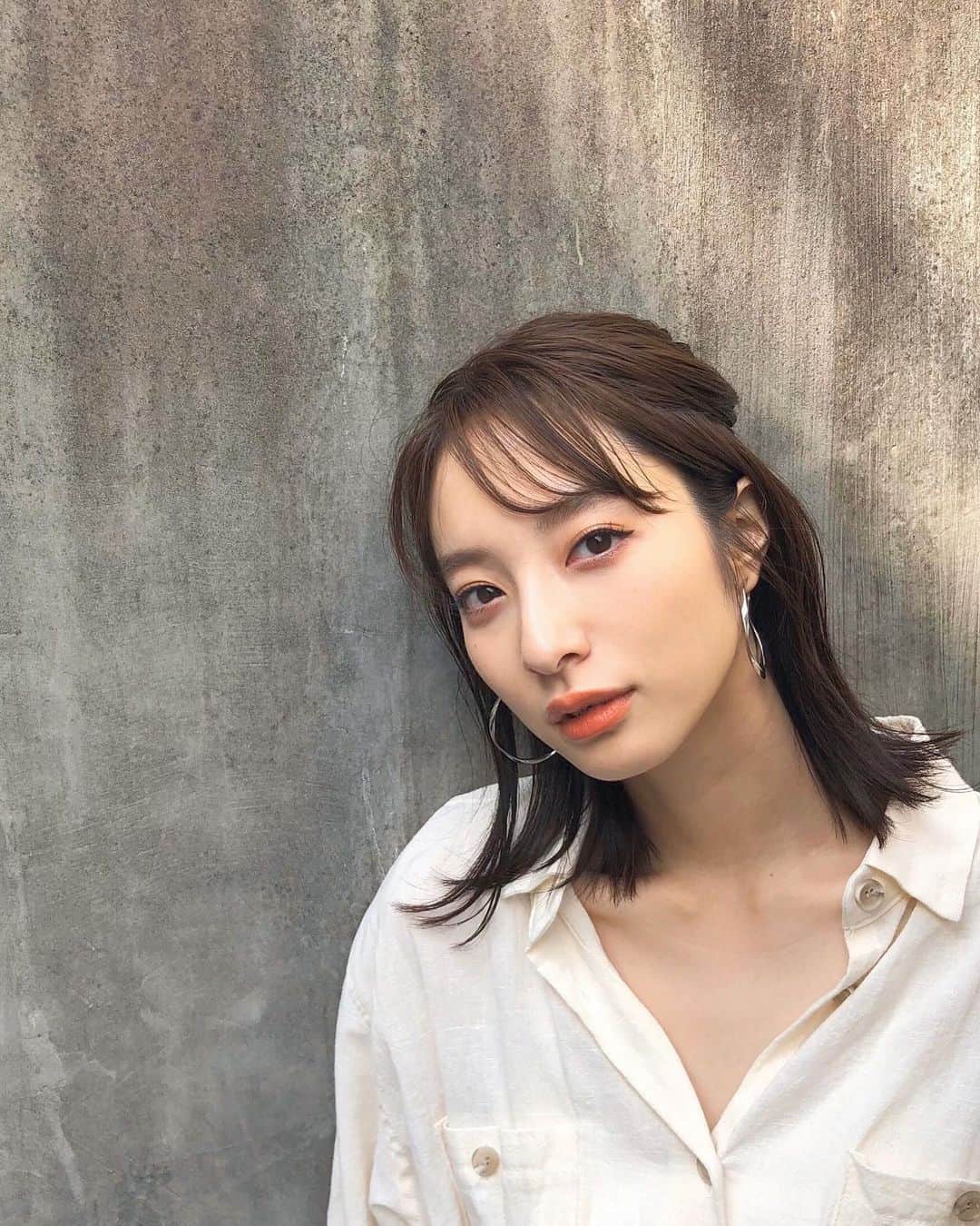 のインスタグラム：「季節に合わせてファンデーションを新調🍂﻿ ﻿ 今日はSHISEIDOのファンデーションを使ってみました！﻿ みずみずしいのに塗った瞬間﻿ マットになってピタッと密着します👏🏻﻿ いつもより大人っぽい肌になる気がする。﻿ ﻿ リップはグロスにしてみたよ！﻿ ﻿ ﻿ #testshiseido #shiseidoginzatokyo #シンクロスキン　#このファンデーションにあなたは何点つけますか#PR﻿」