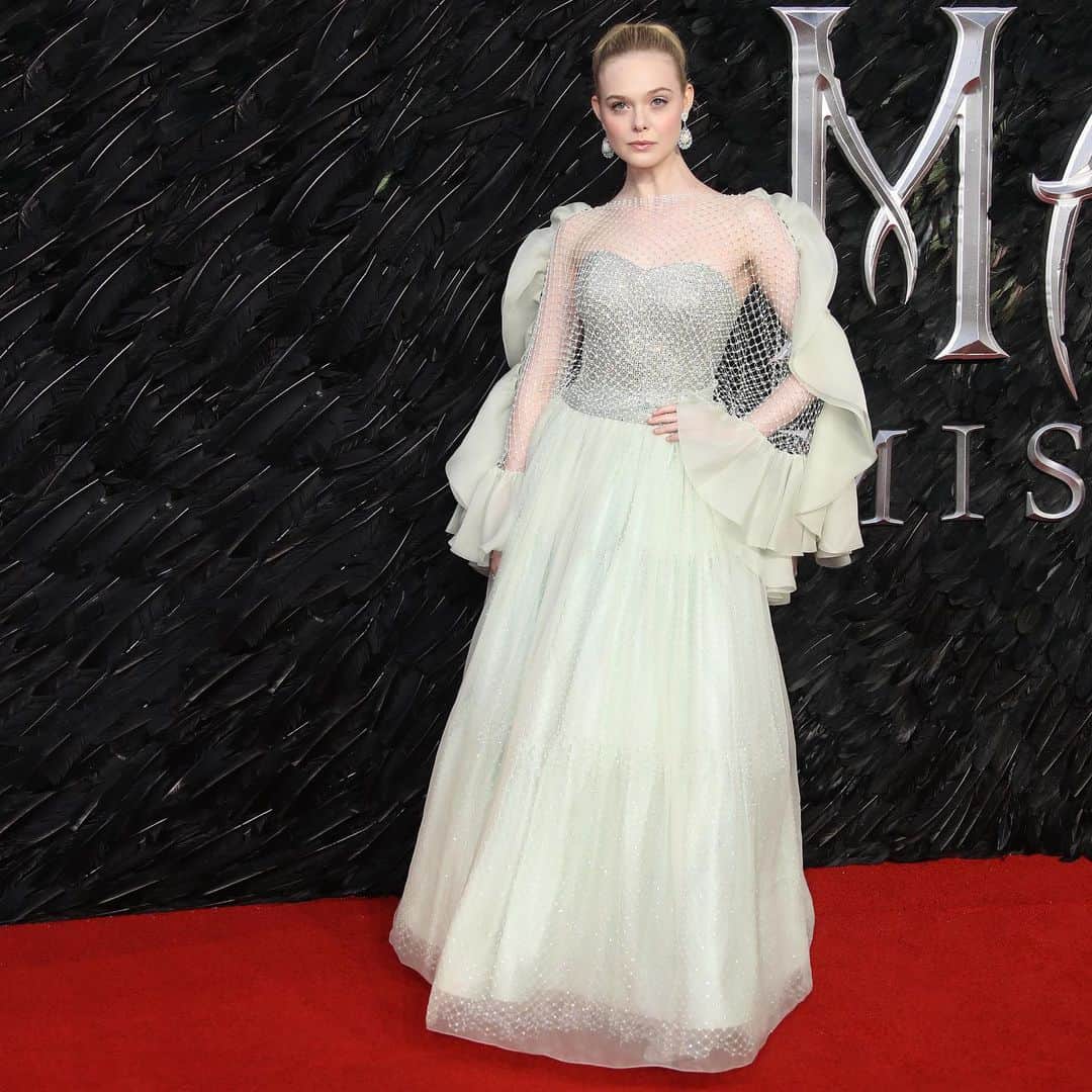 Armani Officialさんのインスタグラム写真 - (Armani OfficialInstagram)「@ellefanning wore a embroidered mesh and flounced organza top over a pearl and crystal embellished bustier and jade green skirt by #GiorgioArmaniPrivé for the London premiere of Malecifent: Mistress of Evil #ArmaniStars」10月10日 17時14分 - emporioarmani
