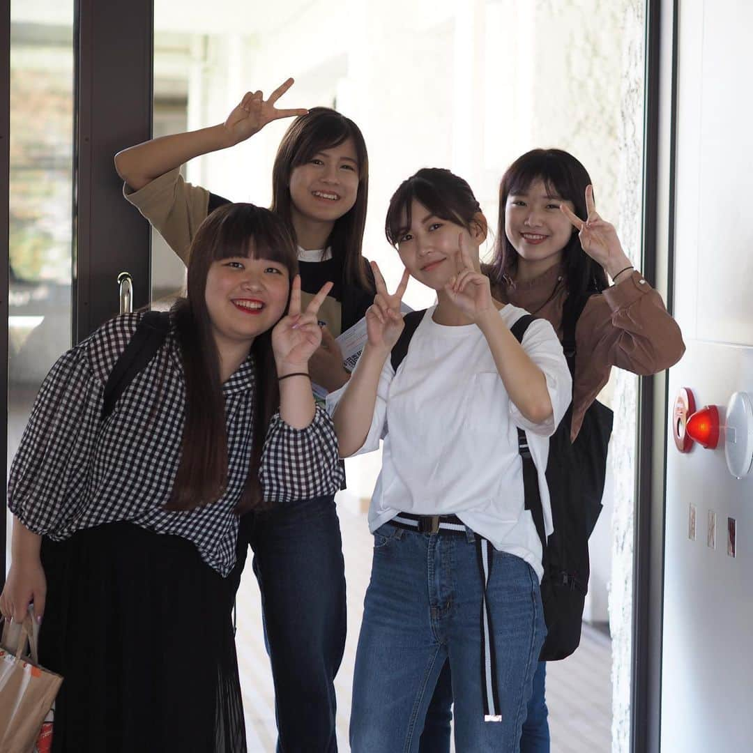 福岡女子短期大学さんのインスタグラム写真 - (福岡女子短期大学Instagram)「@放課後 今日も１日お疲れ様でした。大学案内の撮影の合間に文化教養学科🎀の学生さん撮影させていただきました😆😁😄 . #福岡女子短期大学 #福女短 #福女短スナップ #何気ない瞬間を残したい #スナップ #スナップ写真 #ストリートスナップ #その瞬間に物語を #幸せな瞬間をもっと世界に #何気ない瞬間を残したい #キャンパス #大学生 #l4l #フォロー #お写んぽ #カメラ散歩 #ファインダー越しの私の世界 #オシャレ #コーデ #大学生コーデ #キリトリセカイ #デジタルでフィルムを再現したい #tシャツコーデ #bff #bff👭 #bf #bffs#放課後 . ========[ 資料請求 ]======== ． 新しい福岡女子短期大学の資料（2020大学案内📕）を無料送付中です。本学ホームページ📲からお気軽に申し込みください🌟 . 子ども学科/健康栄養学科 音楽科/文化教養学科 ． 福岡女子短期大学 住所：‪‪‪‪福岡県太宰府市五条四丁目16番‬1号‬‬‬ tel：‪‪‪092-922-4034‬‬‬（代表） . =======================」10月10日 17時23分 - fukuoka_wjc