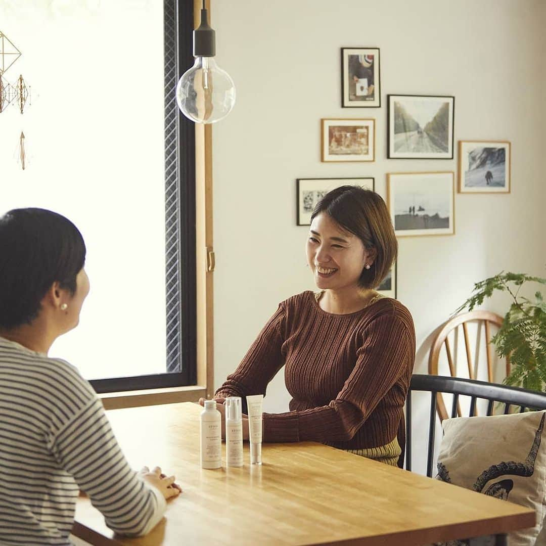 北欧、暮らしの道具店さんのインスタグラム写真 - (北欧、暮らしの道具店Instagram)「時間をかけるのは「化粧水」だけ！肌荒れへの悩みから生まれたスキンケア「ETVOS」がすすめる保湿ステップ . - - - - - - - - - - - - 季節の変わり目で肌荒れが起こる 乾燥を感じることが多くなった なんだか肌に元気がない……などなど。 . 「これが噂のゆらぎ肌？」と 意識することが増えました。 . そんな肌の悩みを解決するために、 試してみたのが、 「ETVOS（エトヴォス）@etvos.jp」の スキンケアシリーズ。 . 「ヒト型セラミド（保湿成分）」配合なので 私たちの肌の角層まで浸透しやすく、 すこやかなお肌へと導いてくれるんです。 . 今回は、その使い方を聞いてみました！ . ＜使用するアイテム＞ ■ ローション（保湿化粧水） ■ セラム（保湿美容液） . （STEP1）ローションを10円玉大くらい手に出してつける . 💡顔を軽く濡らすイメージ。いきなりバシャバシャつけるよりも、このあと角層まで浸透しやすくなります。 . （STEP2）さらに500円玉大のローションを手に出して重ねる . 💡STEP1で肌を角層まで浸透しやすい状態にしたら、さらにローションを重ねていきます。 しっかりローションが肌に入ると「肌が柔らかい感触に」なります。これは潤ったサイン。 さらに「ひんやり」したら肌が引き締まった合図。乾燥が気になる時には、3回ほど繰り返し浸透させるとしっとりするそう。 . （STEP3）セラムを2プッシュ分出し、馴染ませる . 💡手のひらで顔を包み込むように、顔の中心から外側へ全体的にやさしくなじませます。目元口元など乾燥しやすい箇所には重ねて付けます。 . 乾燥しやすい冬場は、『クリーム』を足す 特別ケアをするのもおすすめですよ♪ . - - - - - - - - - - - - スキンケアばかりに時間をかけるのは難しいもの。 . でも、3分スキンケアの時間があるなら、 その大半を『化粧水』の時間として じっくり馴染ませ、顔をひんやりさせる ところまで持っていくのが良いのだとか◎ . スキンケアは、暮らしにおける、 一つの大事なパーツ。  明日からの、鏡越しでみる自分の姿に、 ちょっぴり自信が持てそうです。 . - - - - - - - - - - - - ・ ▶詳しい記事の内容は、当店サイトにて「エトヴォス」と読みもの検索してみてください。当店サイトはプロフィールのリンクよりどうぞ→@hokuoh_kurashi . ［SPONSORED by 株式会社エトヴォス］ ・ #ETVOS#エトヴォス#スキンケア#セラミド#ヒト型セラミド#モイスチャライジングセラム#モイスチャライジングローション#保湿#化粧水#美容液#暮らしを楽しむ#日々の暮らし#北欧#暮らし#北欧暮らしの道具店」10月10日 17時33分 - hokuoh_kurashi