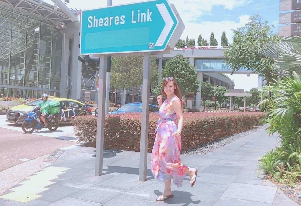 時田愛梨さんのインスタグラム写真 - (時田愛梨Instagram)「ホテルの前の通り💫 #singapore #marinabaysands #street #goodwether #flowerdress #colorful #like #fun  #写真ありすぎて選べません #ホテル前の通り #シンガポール #マリーナベイサンズ #花柄ワンピ #不自然なポーズ #いい天気だったな #まだまだあります」10月10日 17時29分 - eri_tokita