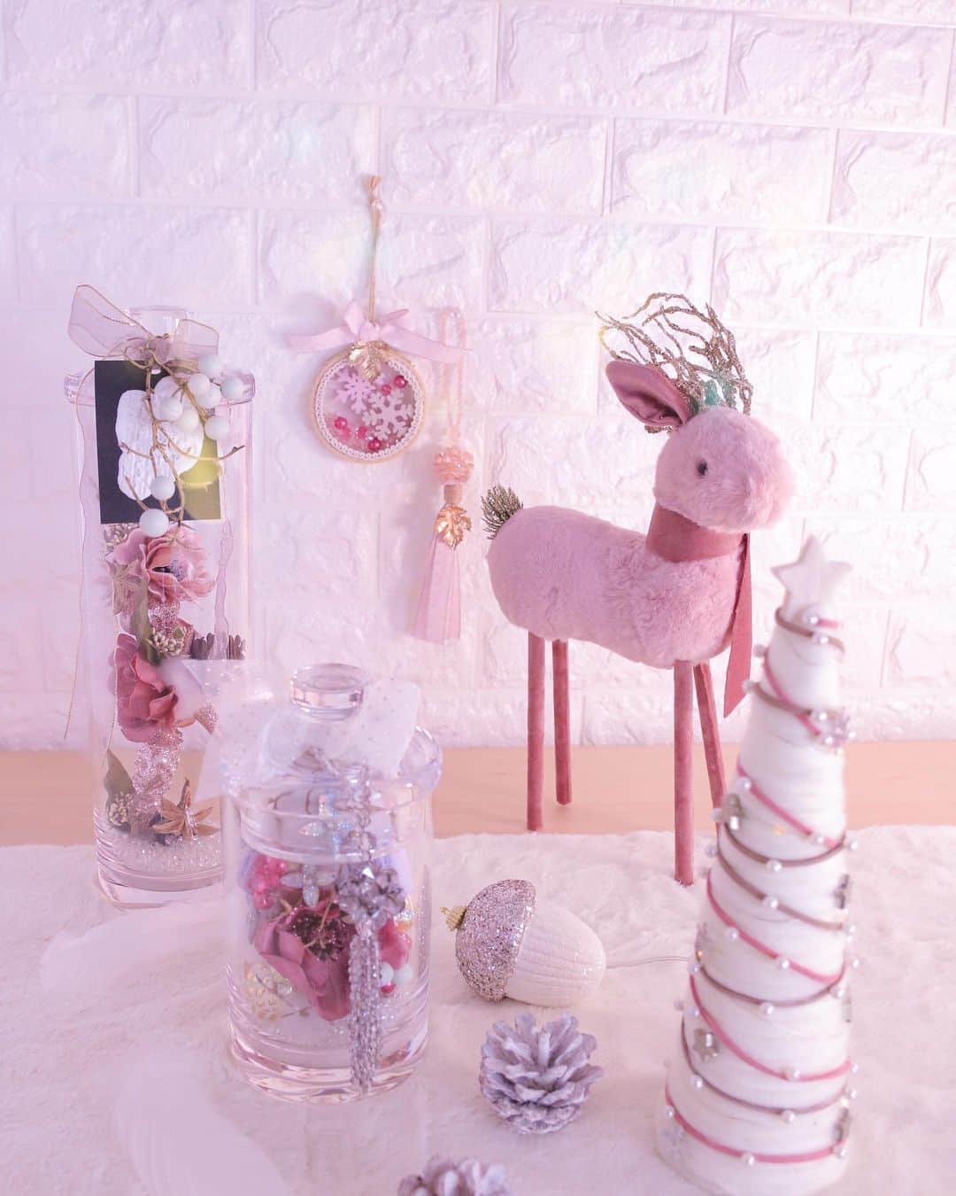 東京堂アーティフィシャルフラワーMAGIQのインスタグラム：「・ 【アーティフィシャルで季節を迎える】〜Winter Flower Home Decoration(ウィンターフラワー ホームデコレーション) ・ FX4447.2.42 フルーテアネモネバンドル FM6198.42 マルクローズピックM FX4252.22　オスロベリープランチ FX1941 アイシースターアニスピック FM584.37 アースシキミアピック ・ 【ハッピーハロウィンキャンペーン】開催中❗️ ○期間:10/4(金)〜10/24(木) 🔸参加方法🔸 ＠magiq.jp プロフィールURLサイト から詳細の確認の上参加お願いします。 #magiqハロウィン2019 ・ #TOKYODO#MAGIQ#MAGIQのある暮らし#東京堂#アーティフィシャルフラワー#アーティフィシャル#アートフラワー#造花#花のある暮らし#花のある生活 #花好きな人と繋がりたい#フラワーデザイン#フラワーアレンジメント#フラワーアレンジ#アレンジメント#花が好き#花を飾る#artificial#artificialflower #flowerofinstagram #flowersoninstagram#winterflowers #花藝#插花#花藝課#保鮮花#不凋花#꽃스타그램#조화」