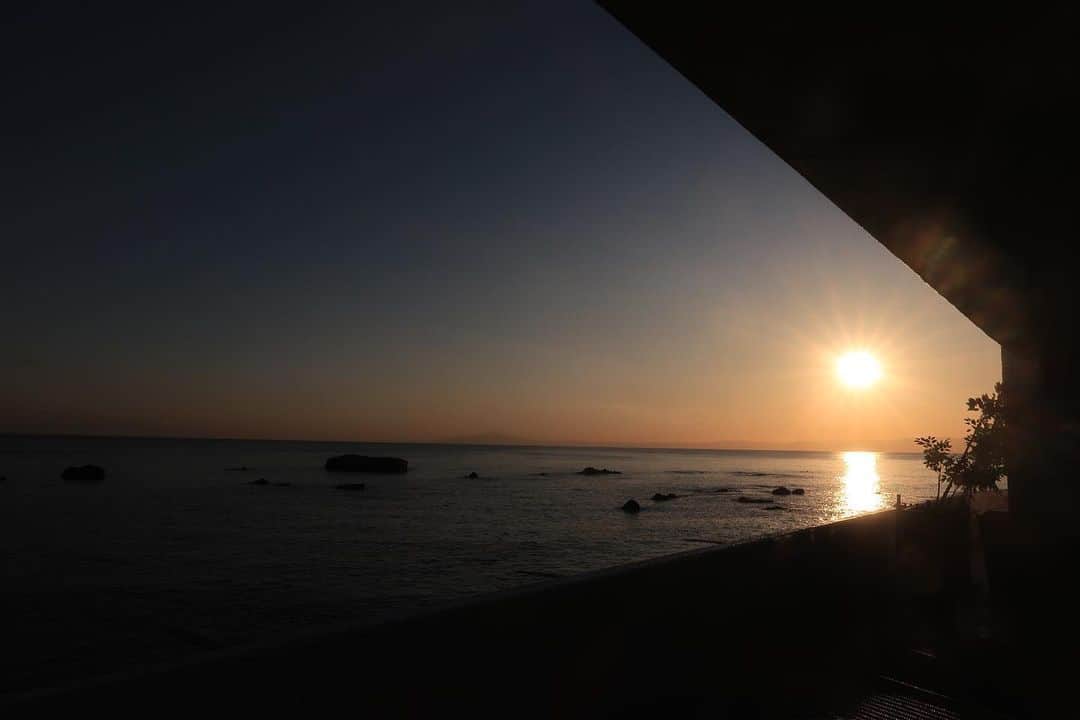 のインスタグラム：「beautiful sunset🙏🏻🌊🌞 ・ ・ 雑念が消えた🙏🏻✨😌 #sunset #サンセット #葉山  #happy」