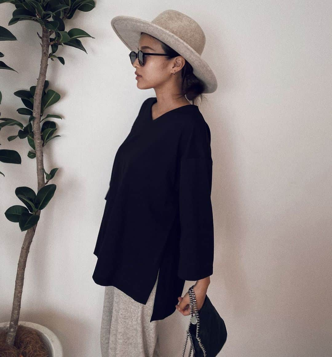 佐野真依子さんのインスタグラム写真 - (佐野真依子Instagram)「■Fab Vneck Tops ￥5,390 BLACK シンプル着回しやすいお気に入りVネックトップス♡ 大胆なスリットとAラインがケープ代わりになって授乳服にもぴったり！ お探しの方にもオススメです♡ ７分袖が今の季節にぴったり！程よい厚みとマット感のある生地が好き♡ @trunc88_official  #trunc88」10月10日 17時35分 - sanomaisanomai