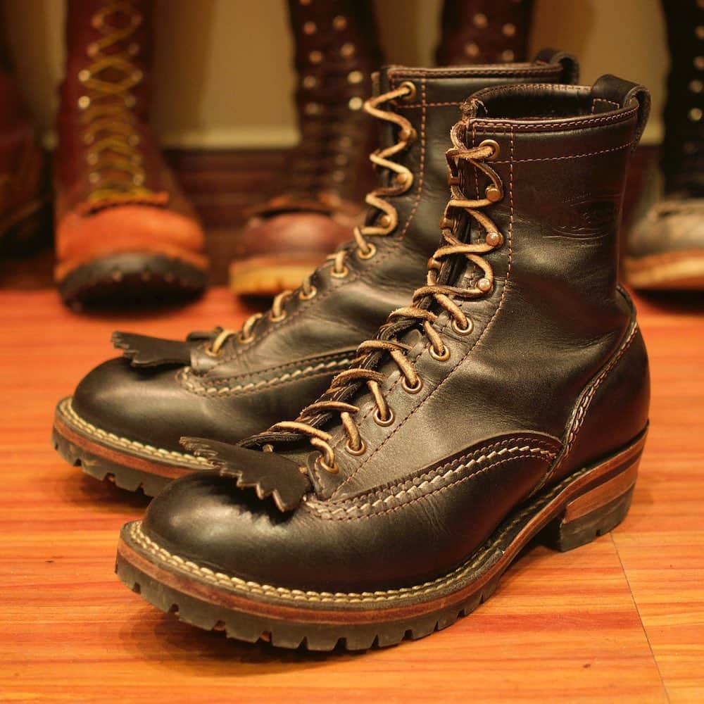 のインスタグラム：「My WESCO! “Jobmaster” 4年前にオーダー頂き、じっくりと丁寧に履き込まれた印象の"Jobmaster"。 仕様としては8"インチハイトにレーストゥトォのシンプルなもの。 その分、クォーター部分など、標準ブラックレザーならではな重厚感のある経年変化が際立ちます！ブラウンレザーレースも相性が良く、雰囲気抜群ですね！！ これからもゆっくりと時間を掛けて楽しんでください。 https://wescojapan.blogspot.com/2019/10/my-wesco-jobmaster.html . #wesco #jobmaster #madeinusa🇺🇸 #oregon #scappoose #wescojapan #wescoebisu #wescosetagaya #wescokanazawa」