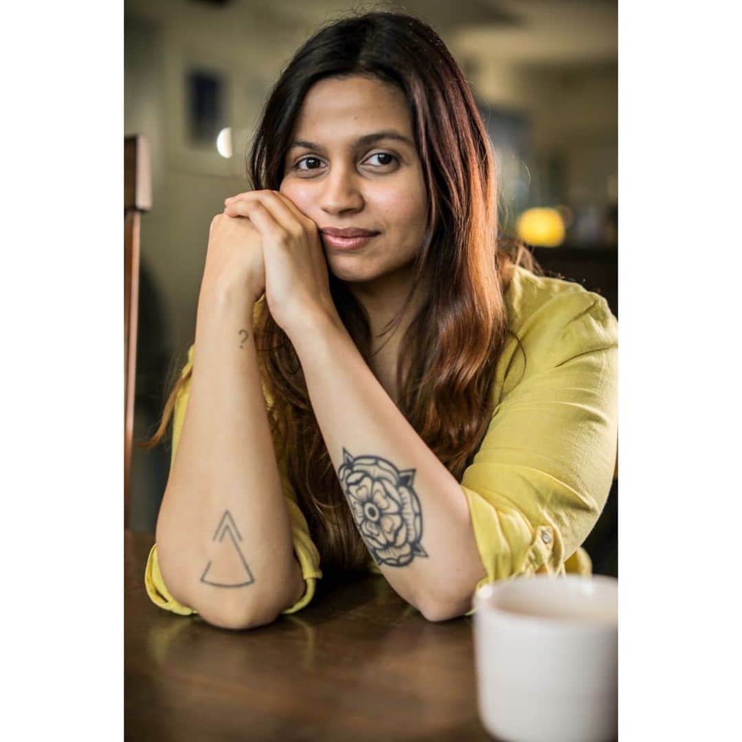 アリア・バットのインスタグラム：「I am so so proud of you @shaheenb ☀☀☀ And of @herecomesthesunofficial You have taken something so personal and made it a symbol of strength and empathy.  No one needs to be alone as they struggle with mental health, battling their own fears and anxiety. Sometimes all you need to know that you're not alone!!! I'm here a 100%.. to start the conversation, to raise awareness and to join you on this journey, EVERY step of the way @herecomesthesunofficial #WorldMentalHealthDay」