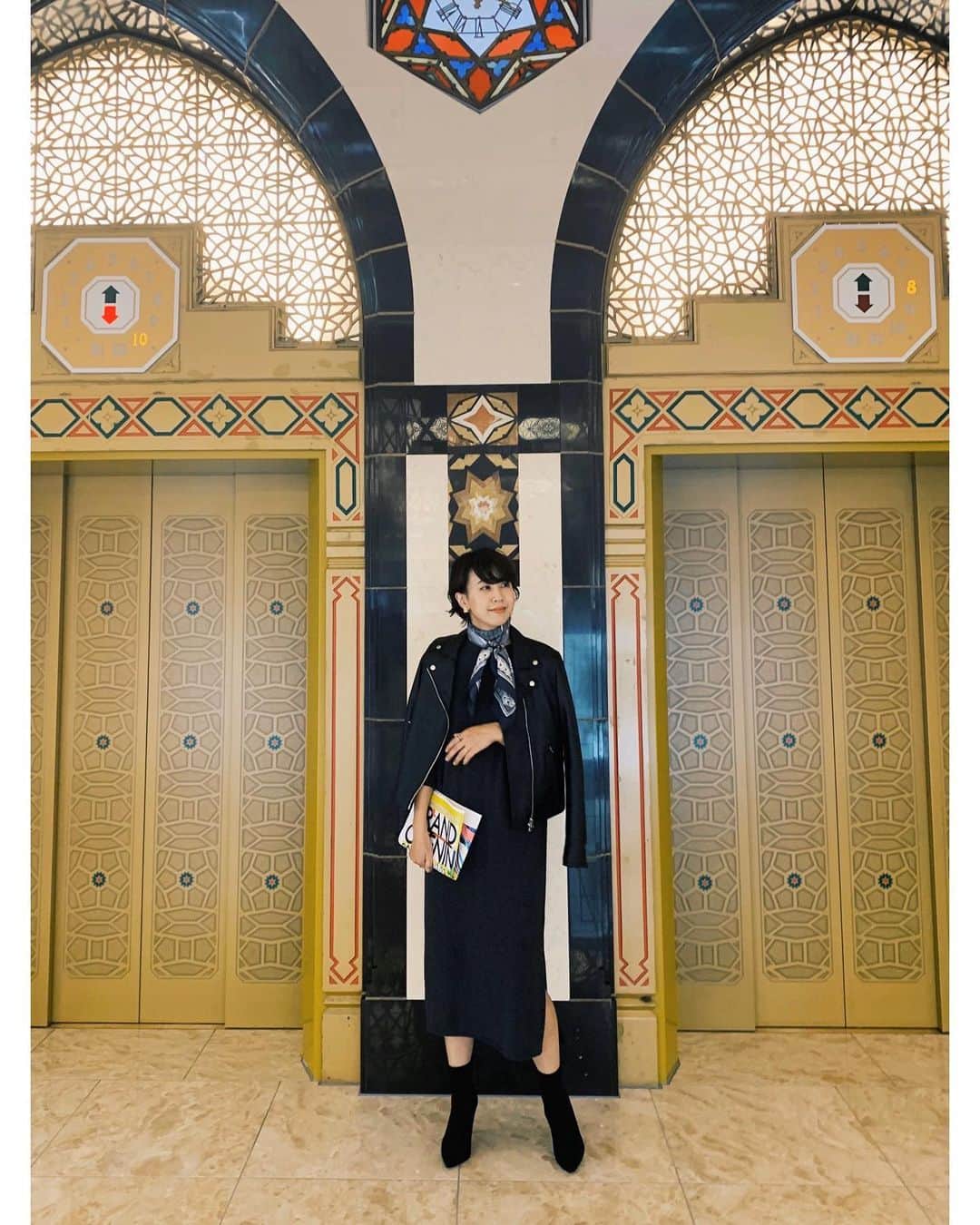 23区さんのインスタグラム写真 - (23区Instagram)「#23KU_DAYS 🚶‍♂️to  SHINSAIBASHI﻿ ﻿ 大丸心斎橋店を満喫👌🏻﻿ ショッピングはもちろん、アールデコの様式美が凝縮された圧巻のヴォーリズ建築を見に行くのも楽しみのひとつ。﻿ オシャレな休憩スペースも立ち寄りたい❣️﻿ ﻿ ニットとレザーの異素材のブラックコーデには﻿ シルクスカーフでエレガントさをプラスして◎﻿ ﻿ ﻿ ﻿ ﻿ ﻿ ﻿ ﻿ -------------------------------------------------﻿ ﻿ #23KU_DAYS_OSAKA #23区 #23區 #MYSTANDARD23 #OSAKA #SHINSAIBASHI #fashion #style #code #coordinate #WilliamMerrellVories #Vories ﻿ #レザージャケット #ノーカラーレザー #レザーコーデ #スカーフ #シルクスカーフ #スカーフアレンジ #スカーフコーデ #大阪 #心斎橋 #心斎橋大丸 #ヴォーリズ #ヴォーリズ建築 #休日の過ごし方 #私の休日」10月10日 17時41分 - 23ku_official
