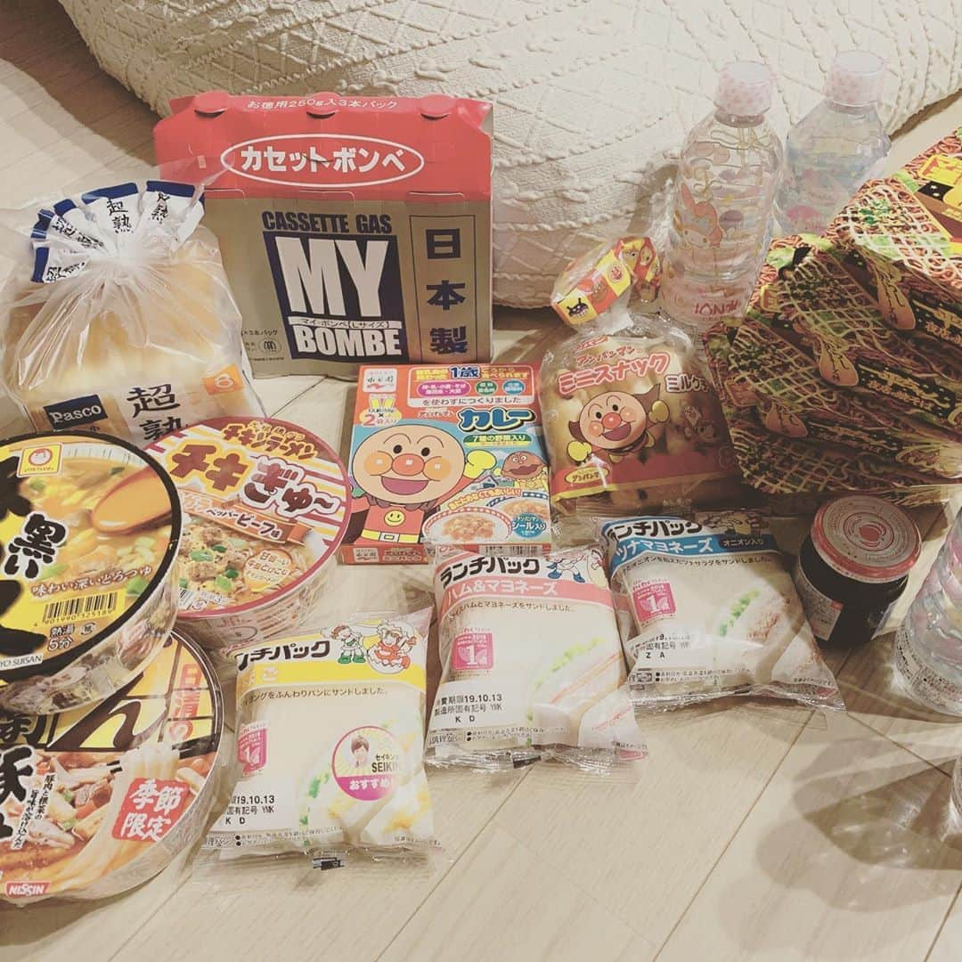 紫咲大佳さんのインスタグラム写真 - (紫咲大佳Instagram)「台風、、、 備えてみましたがっ💦  身体に悪そうなラインナップw  普段買わないものばかりっ  土鍋でご飯炊く手段を土曜までに身に付けよう\(//∇//)\ ガスボンベは、準備したしっ  ソラー電気の売却を、自分で使う！に、切り替えないとっ💦  怖いなー、、、台風(；ω；) みなさんも、本当に気をつけて下さい！  皆さま無事で乗り切れますようにっ 特にお怪我にはお気をつけて(；ω；)」10月10日 17時47分 - shizaki.hiroka