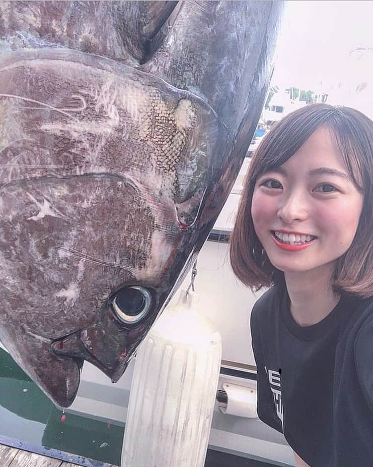 高本采実さんのインスタグラム写真 - (高本采実Instagram)「🐟 ででんっ‼️ 突然ですが、問題です(*☻-☻*) . 今日（10月10日）は、 何の日でしょうか？(*☌ᴗ☌)｡*ﾟ . . . . . 答えは次の投稿でっ😆 . #1010 #10月10日 #キハダマグロ #yellowfintuna #マグロ #鮪 #tuna #巨大魚  #ツーショット #マグロとツーショット #オフショア #船釣り #boatfishing #ルアーフィッシング  #ルアー #釣果 #釣り #釣り好き #海 #海釣り #🎣 #釣魚 #钓鱼 #釣りすたぐらむ #釣りガール #fishinggirl #高本采実 #あやみん #ayamistagram」10月10日 17時47分 - ayami__summer