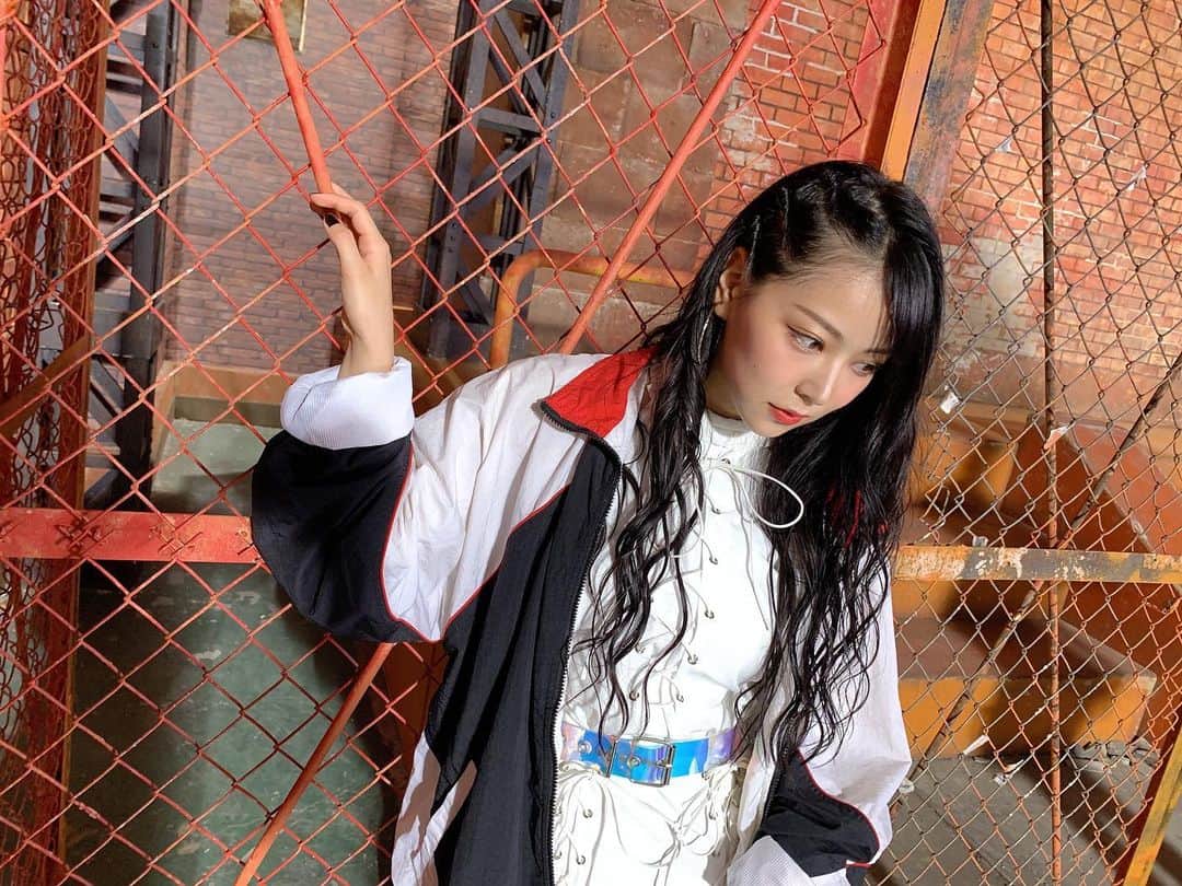 白間美瑠さんのインスタグラム写真 - (白間美瑠Instagram)「ダンスのシーンでの、衣装と髪型💁🏻‍♀️ ・ ・ 編み込みヘアーとこの衣装、、なんか、、思い出すなぁぁ、、なんだろぉー、、 ・ ・ #シロギク　ぽさがある😂  #初恋至上主義」10月10日 17時48分 - shiro36run